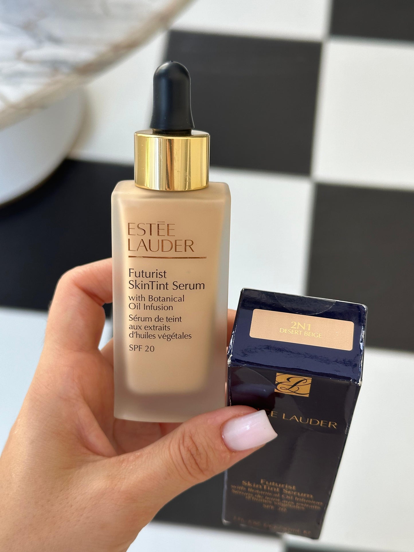 ESTÉE LAUDER Futurist SkinTint Serum Foundation
With Botanical Oil Infusion SPF20