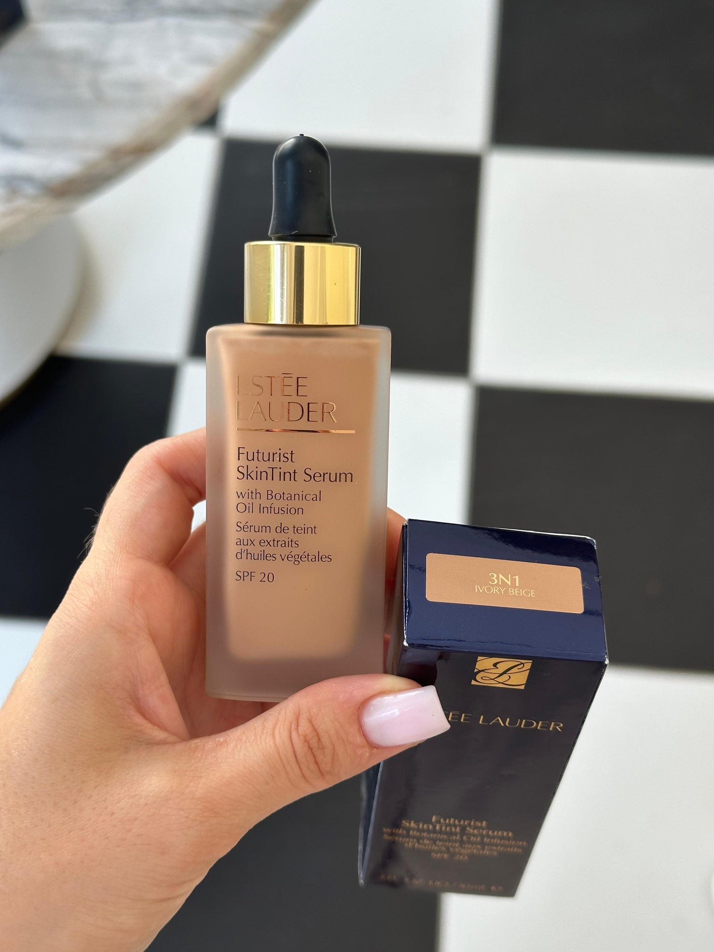 ESTÉE LAUDER Futurist SkinTint Serum Foundation
With Botanical Oil Infusion SPF20