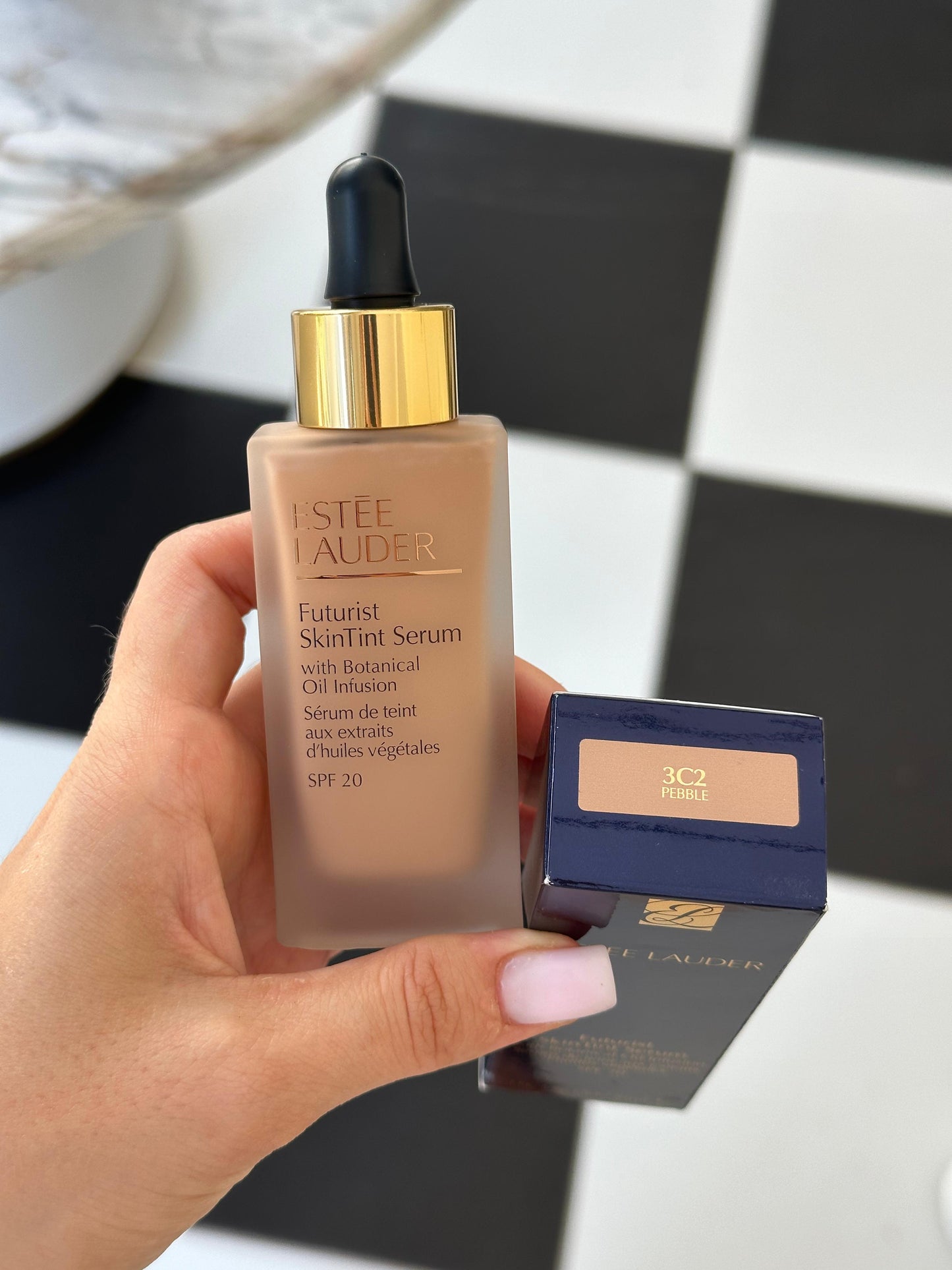ESTÉE LAUDER Futurist SkinTint Serum Foundation
With Botanical Oil Infusion SPF20