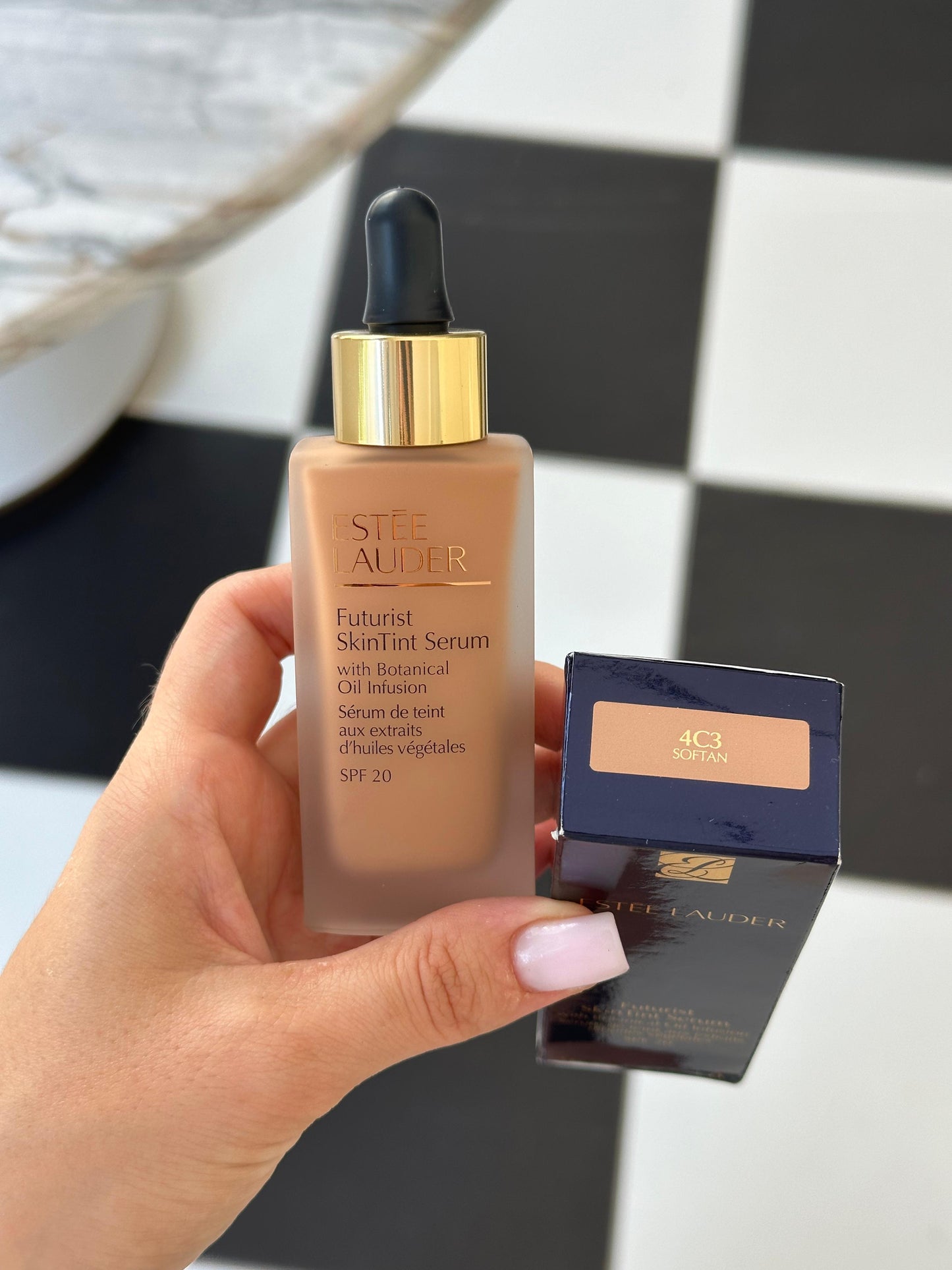 ESTÉE LAUDER Futurist SkinTint Serum Foundation
With Botanical Oil Infusion SPF20