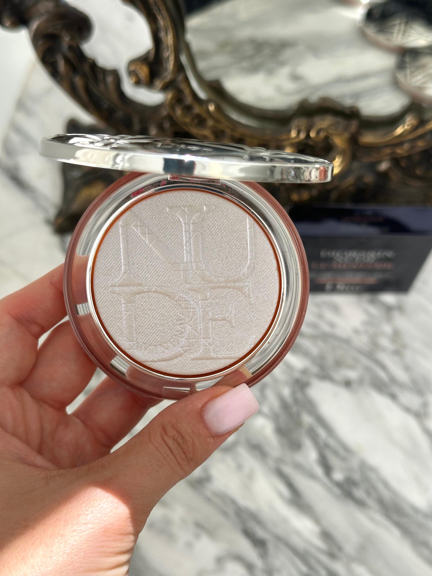 DIOR Diorskin Nude Luminizer
Highlighting Powder - Shimmering Pigments 06
