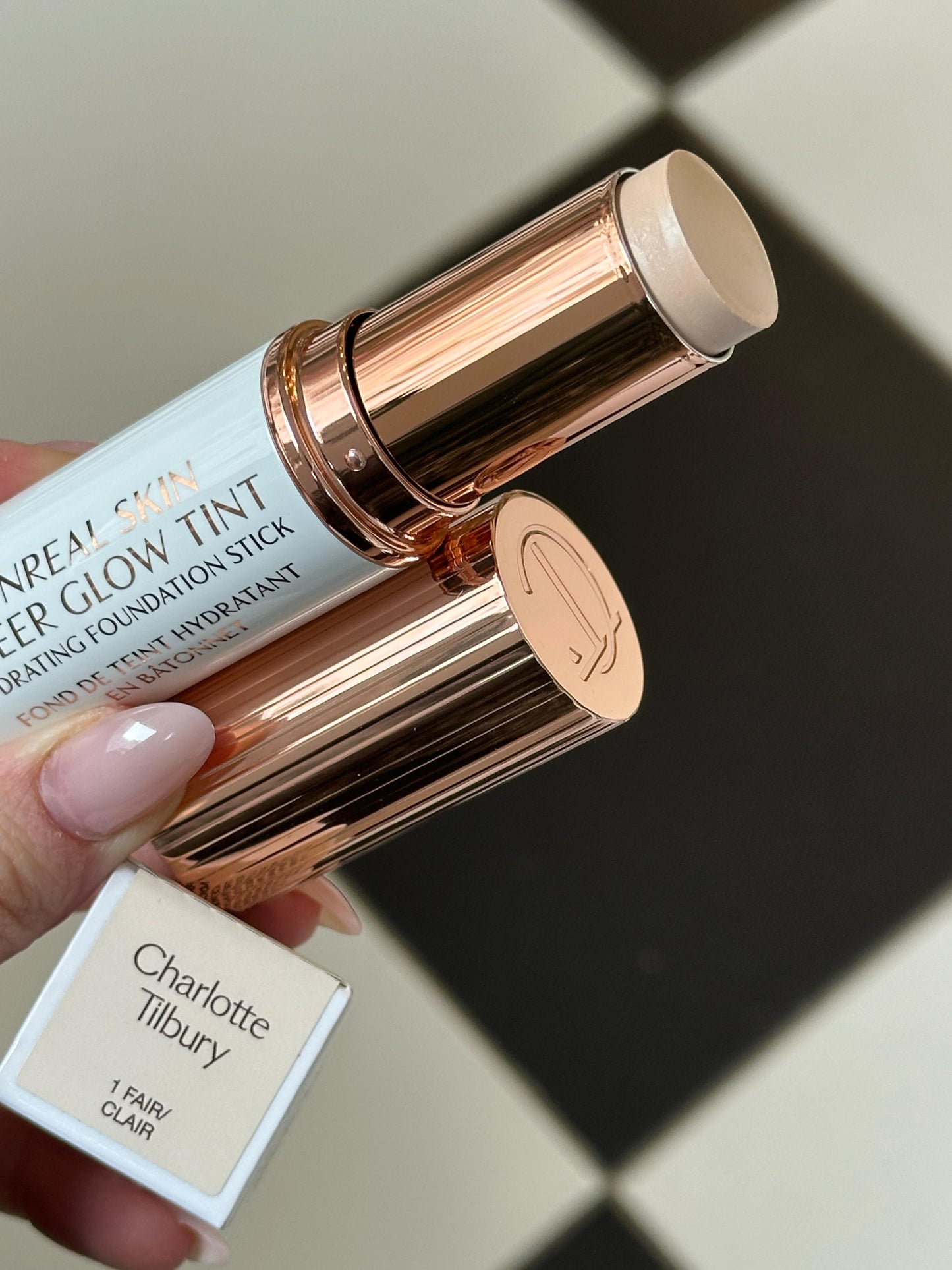 CHARLOTTE TILBURY Unreal Skin Sheer Glow Tint (1)
Hydrating Foundation Stick