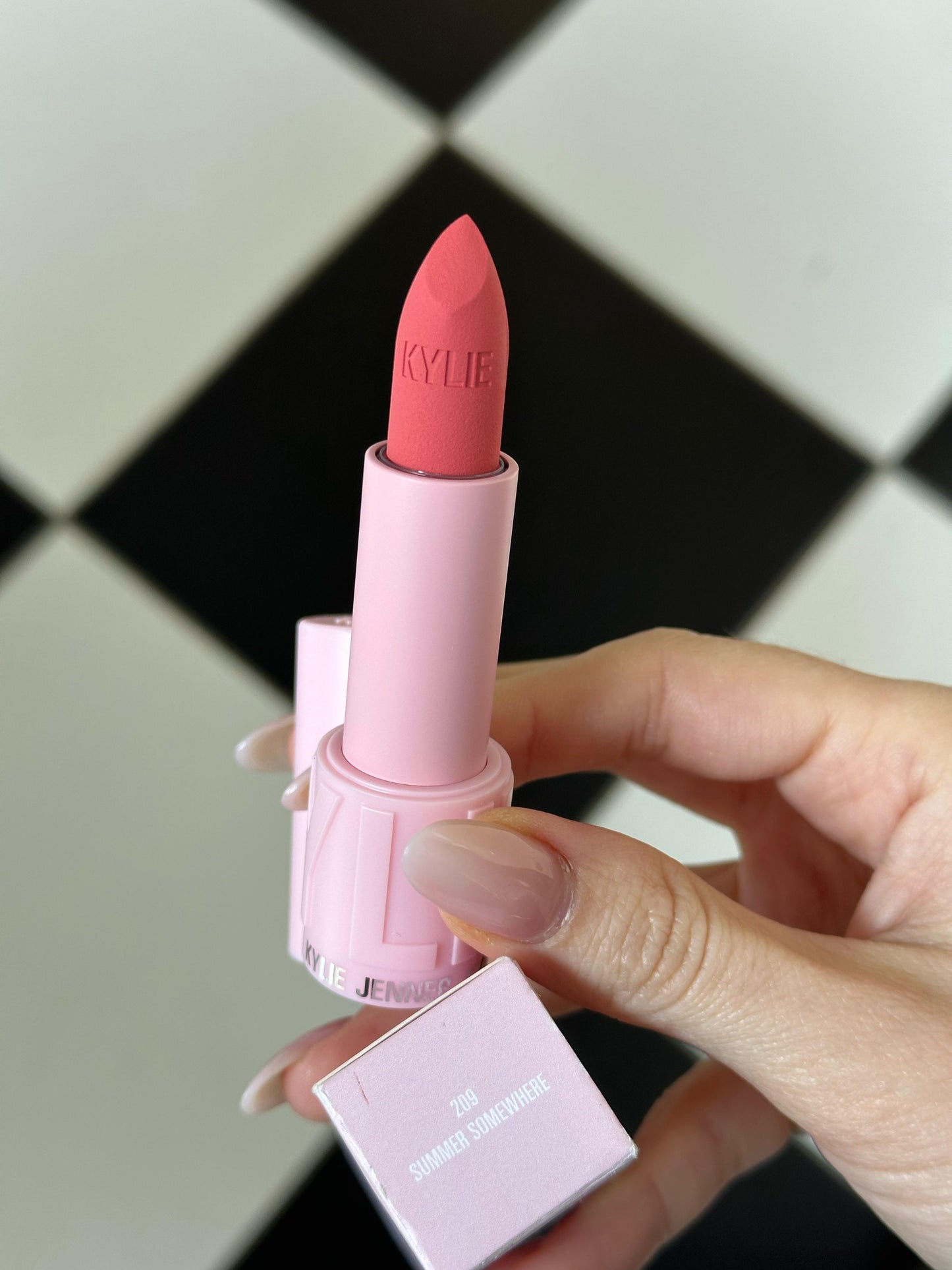 KYLIE JENNER
Matte Finish Lipstick (209)