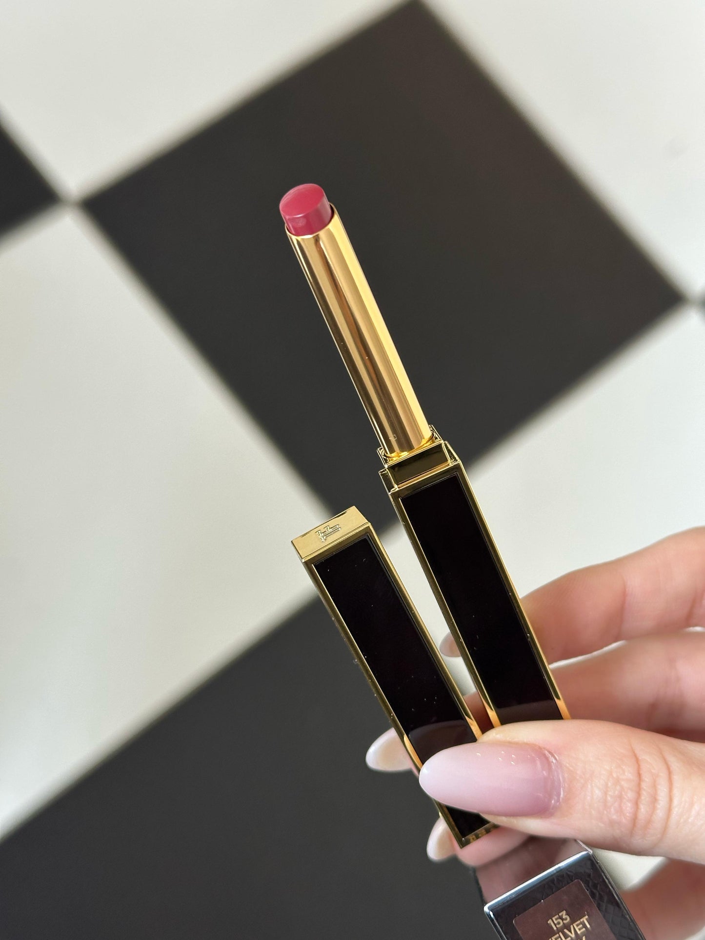 TOM FORD Slim Lip Color Shine
Beautifully Pigmented Lipstick Formula