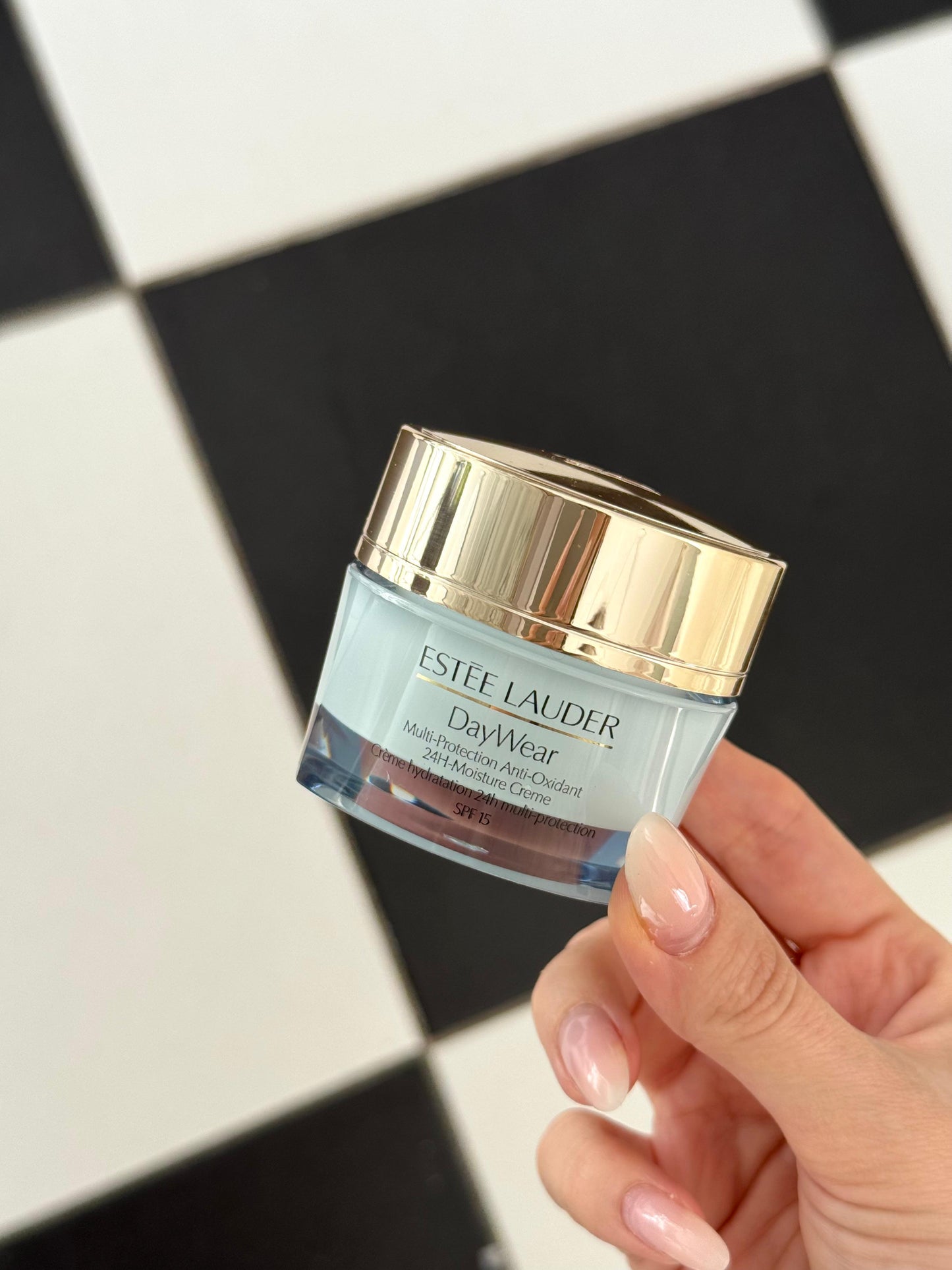 ESTEE LAUDER
DayWear Moisturizer Multi-Protection Anti-Oxidant 24H Hydratation Moisture Creme SPF15 - Dry Skin