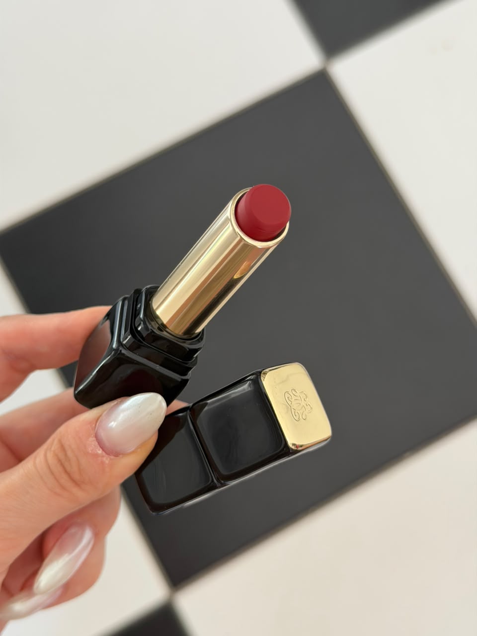 GUERLAIN KissKiss Tender Matte Lipstick Guerlain (999)
Lightweight Luminous