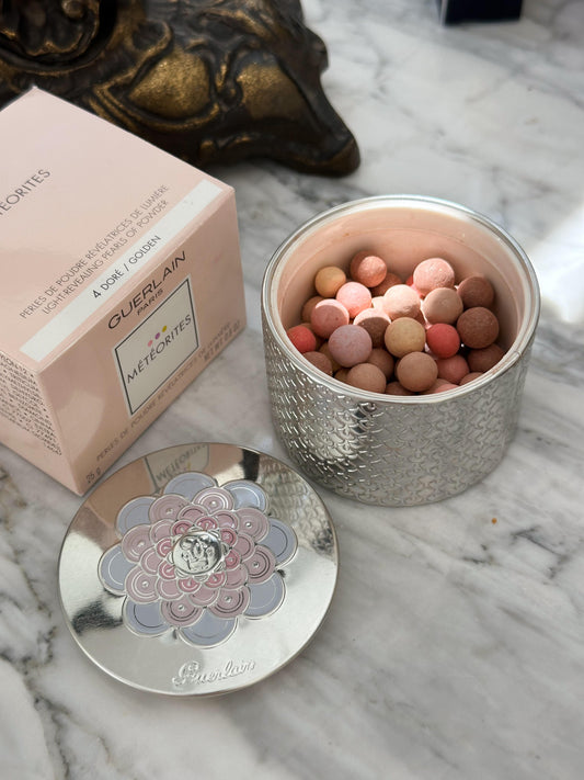GUERLAIN Météorites
Light-Revealing Pearls Of Powder
