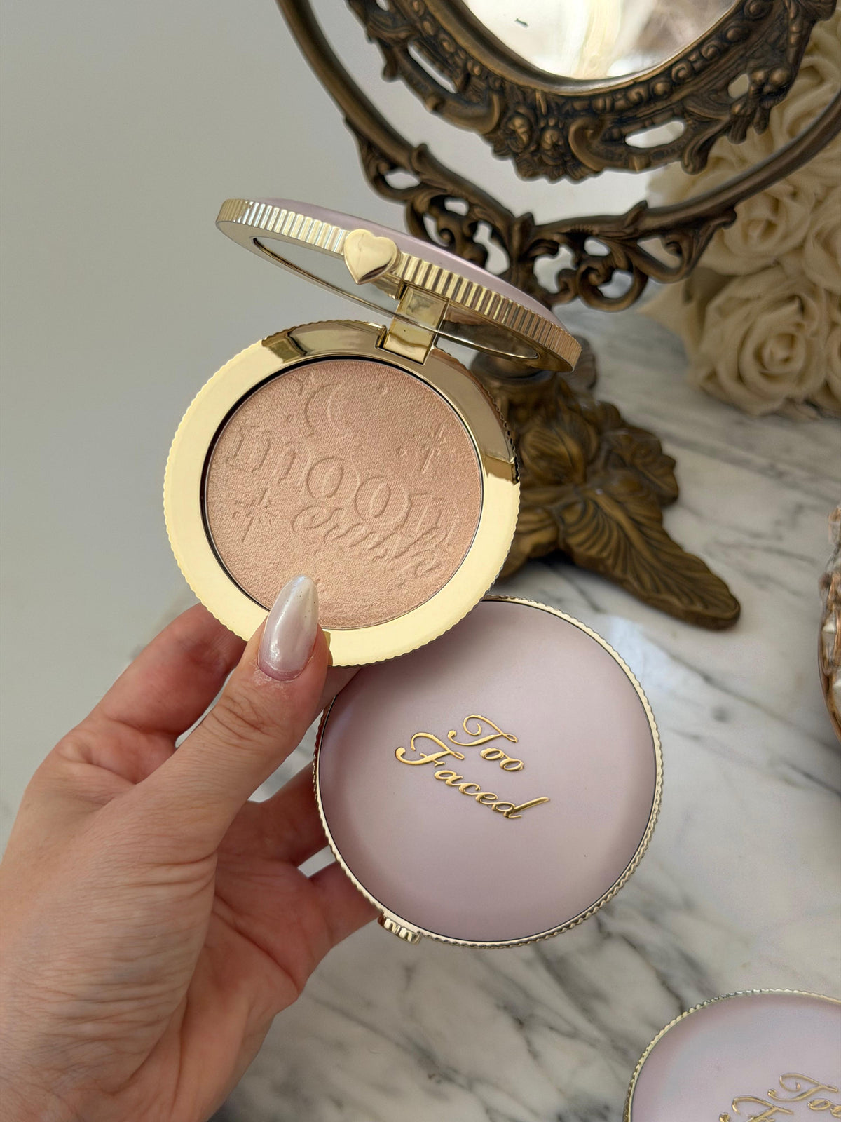 TOO FACED Moon Crush Highlighter
Sheer Glossy Multi-Use Powder