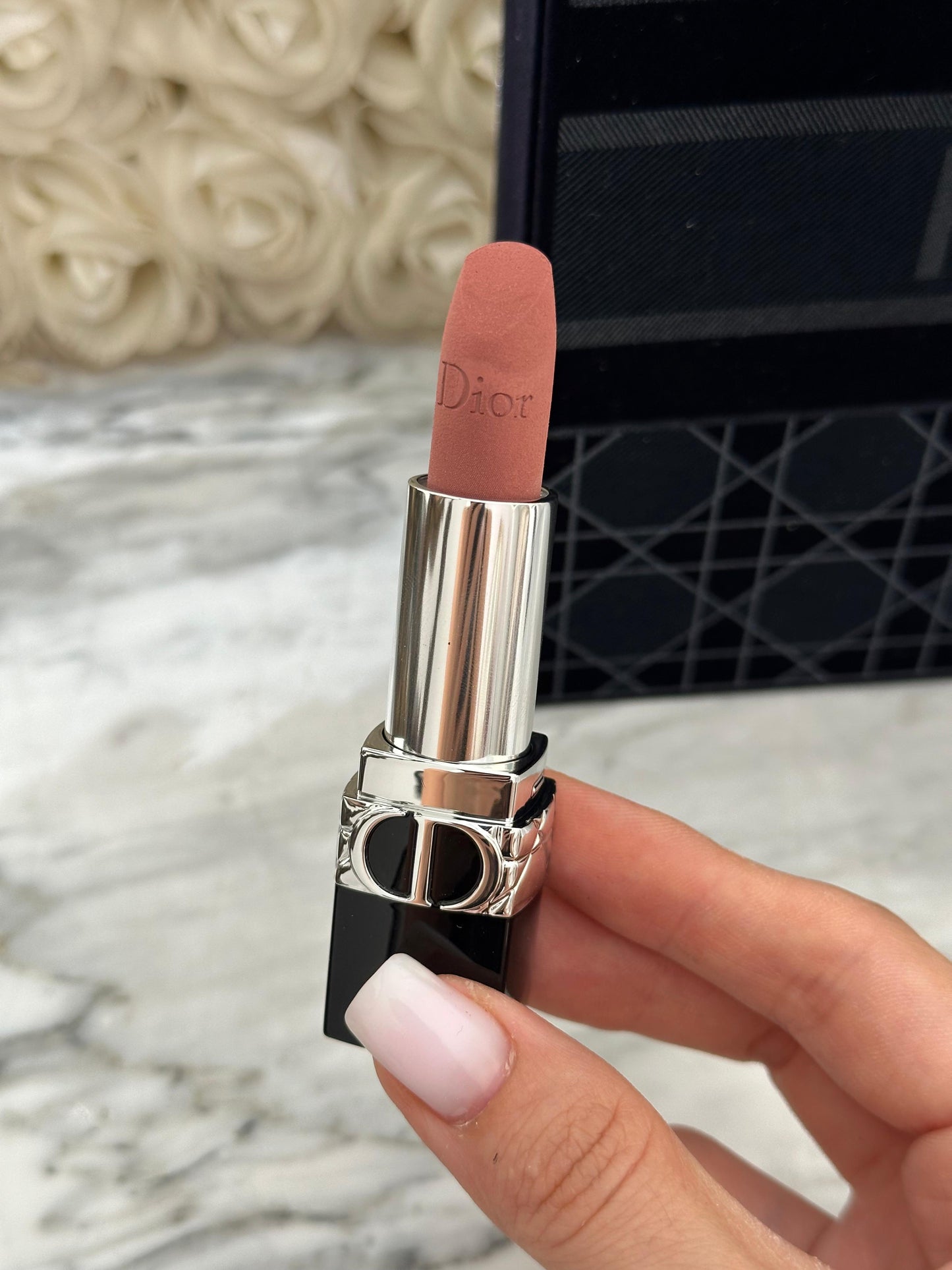 DIOR Rouge (100)
Couture Color Lipstick - Matte Finish - Hydrating Floral Lip Care - Long Wear