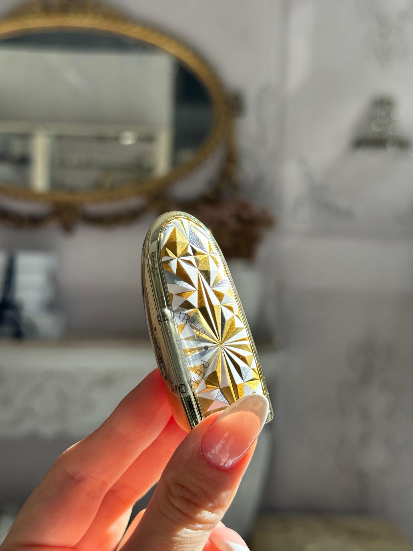 GUERLAIN Rouge G - Stellar
The Double Mirror Jewel Case