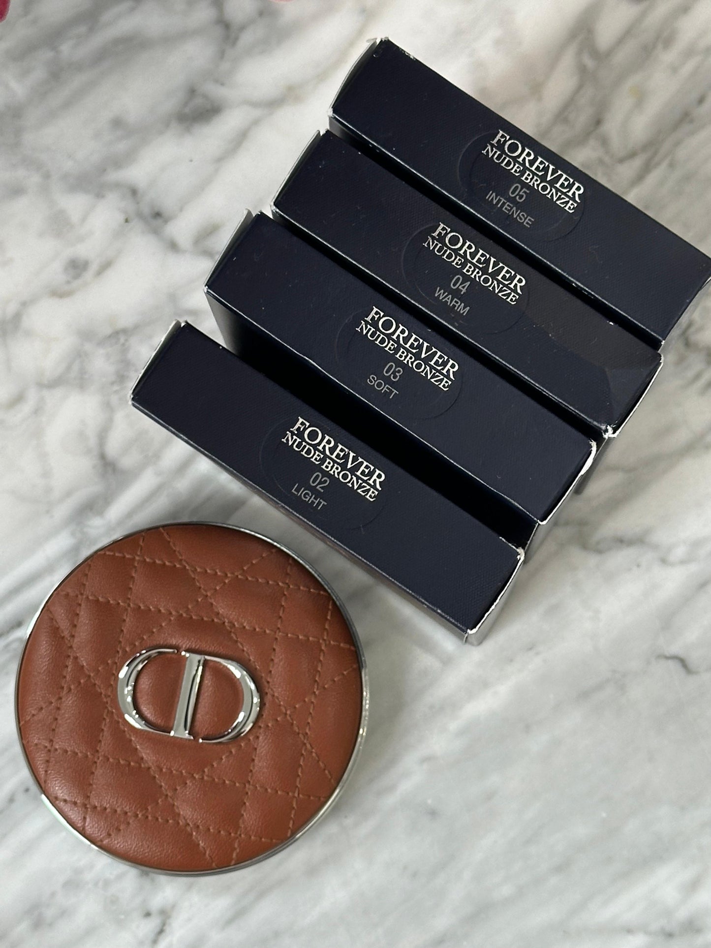 DIOR Forever Nude Bronze - (04)
Longwear Tanned-Effect Powder Bronzer - Natural Glow or Matte Finish - Infused with Hyaluronic Acid