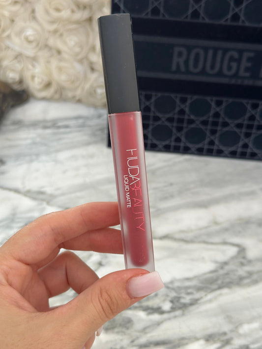 HUDA BEAUTY Liquid Matte Ultra-Comfort Transfer-Proof Lipstick - Trophy Wife