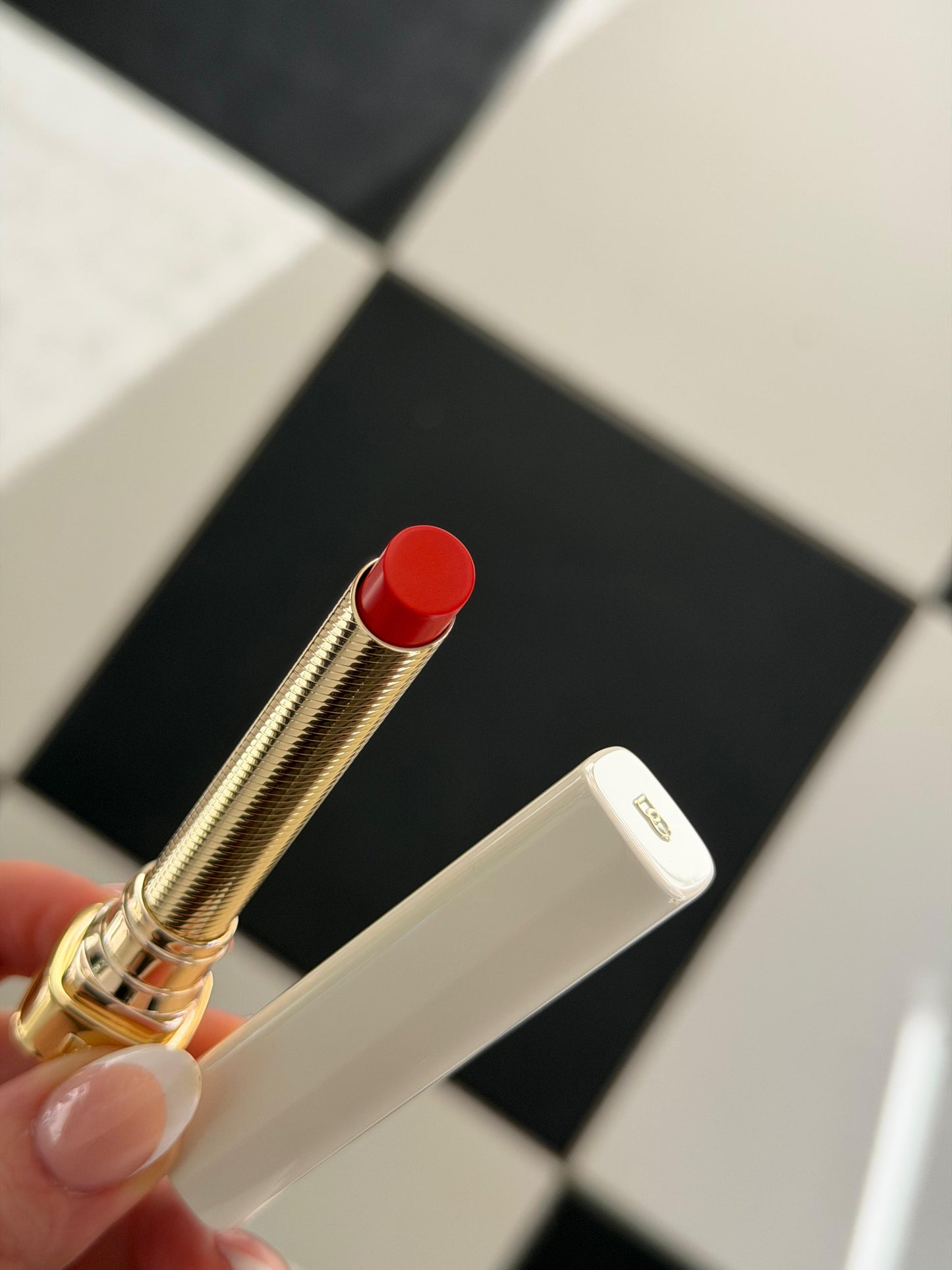 DOLCE&GABBANA My Juicy Sheer Lipstick - My 15.08
Instant Shine & Hydration Lip Stylo