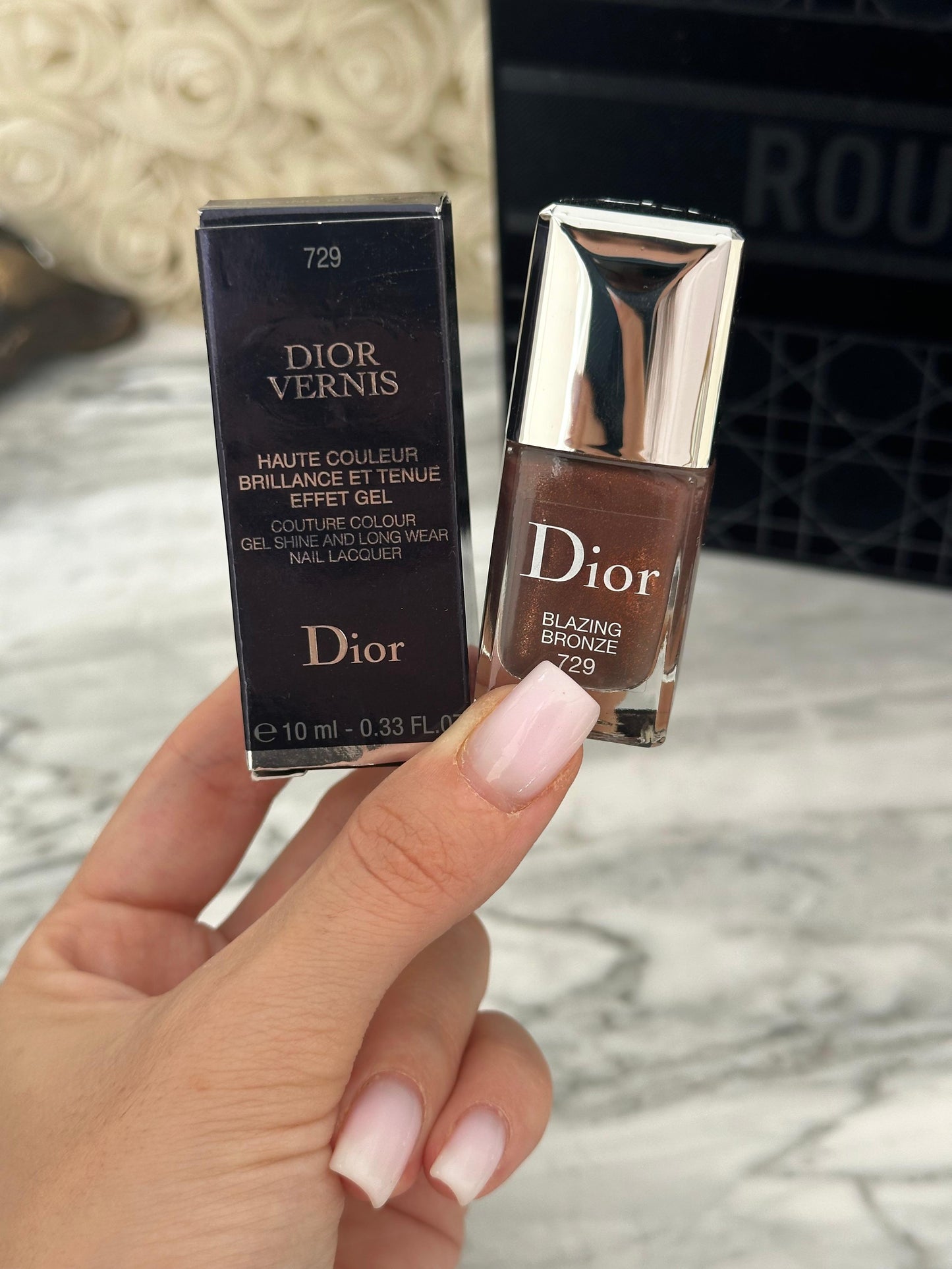 DIOR Vernis (729)
Nail Lacquer - Color Shine and Long Wear - Gel Effect - Protective Nail Care