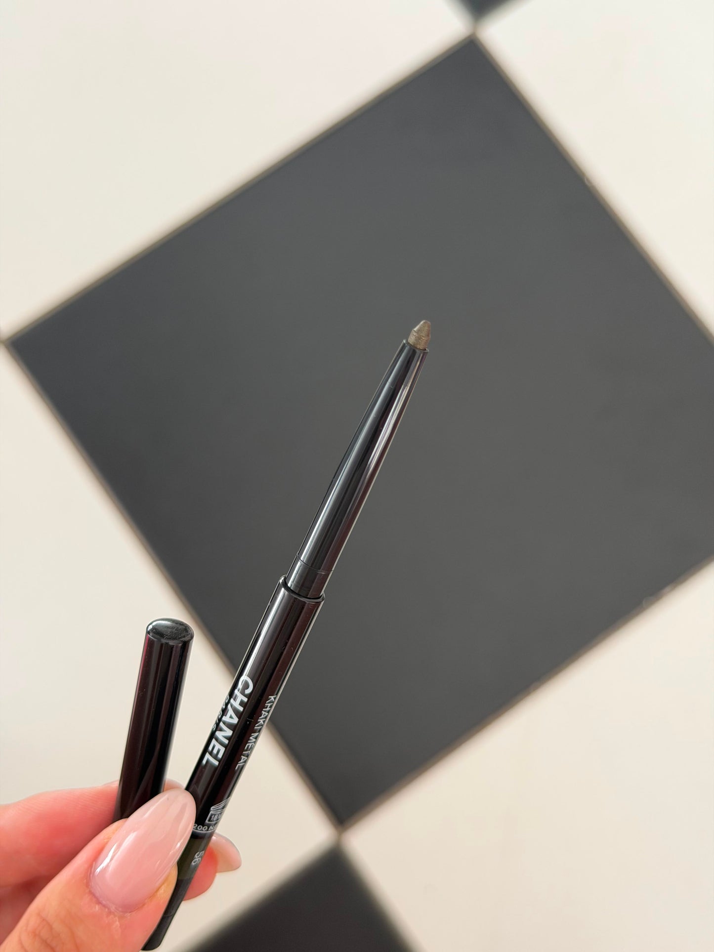 CHANEL Stylo Eyes Waterproof (56)
Long-Lasting Eyeliner