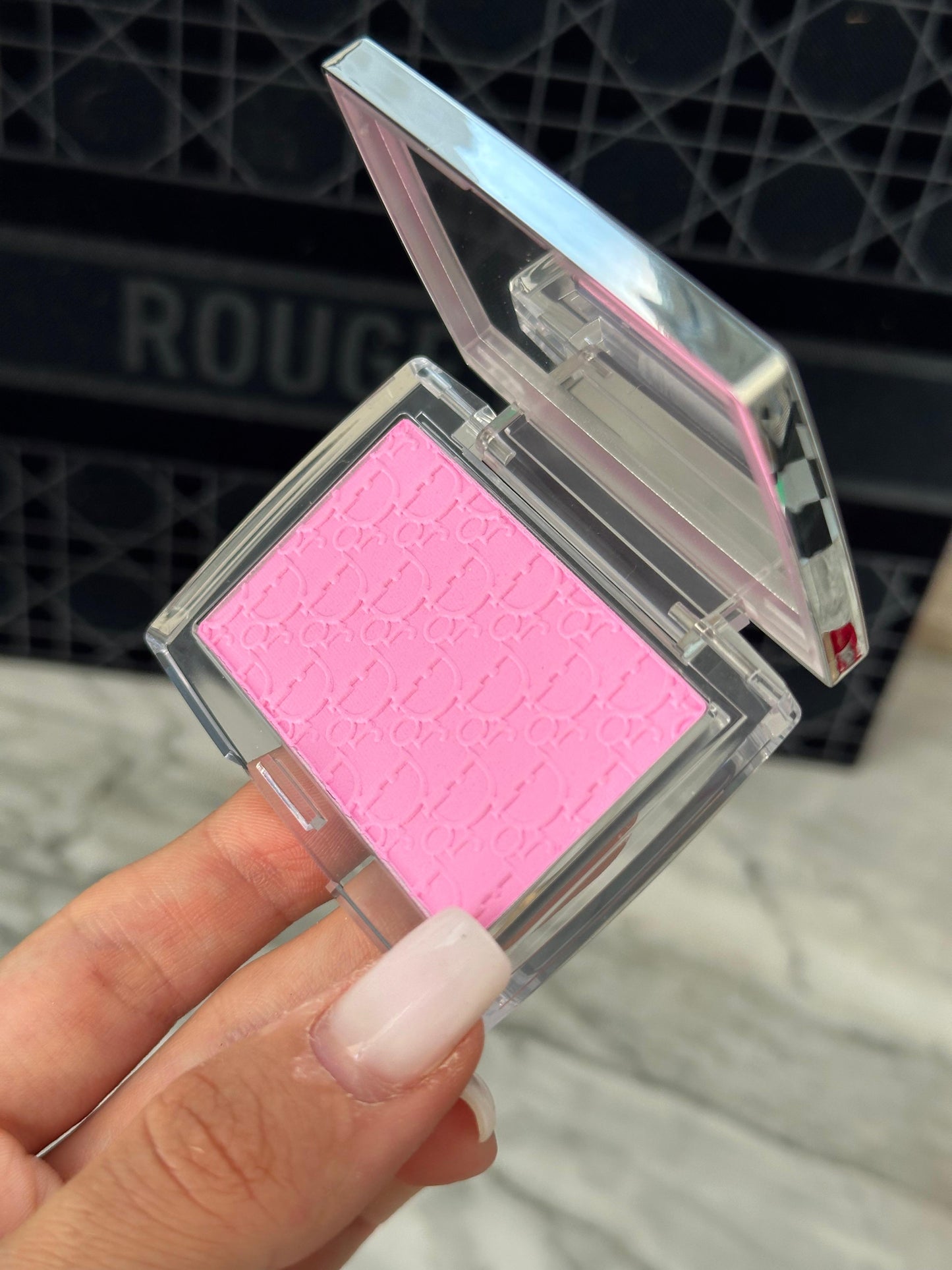 DIOR Rosy Glow 001 Pink
Color-Awakening Blush - Natural Healthy Glow Effect