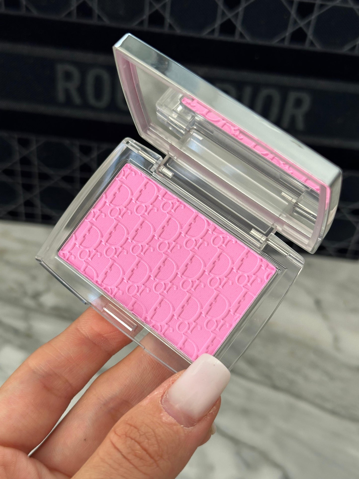 DIOR Rosy Glow 001 Pink
Color-Awakening Blush - Natural Healthy Glow Effect
