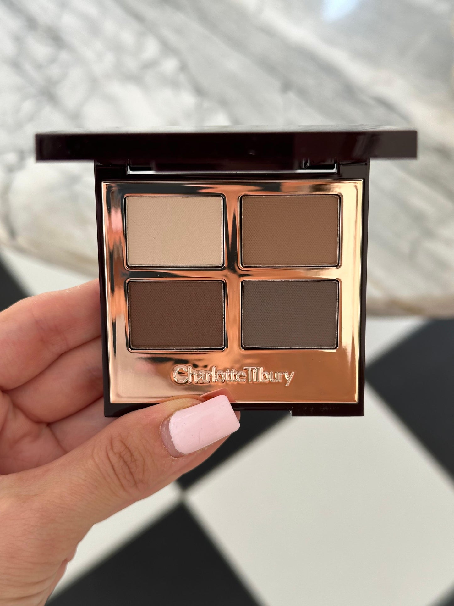 CHARLOTTE TILBURY Luxury Palette -
The Sophisticate