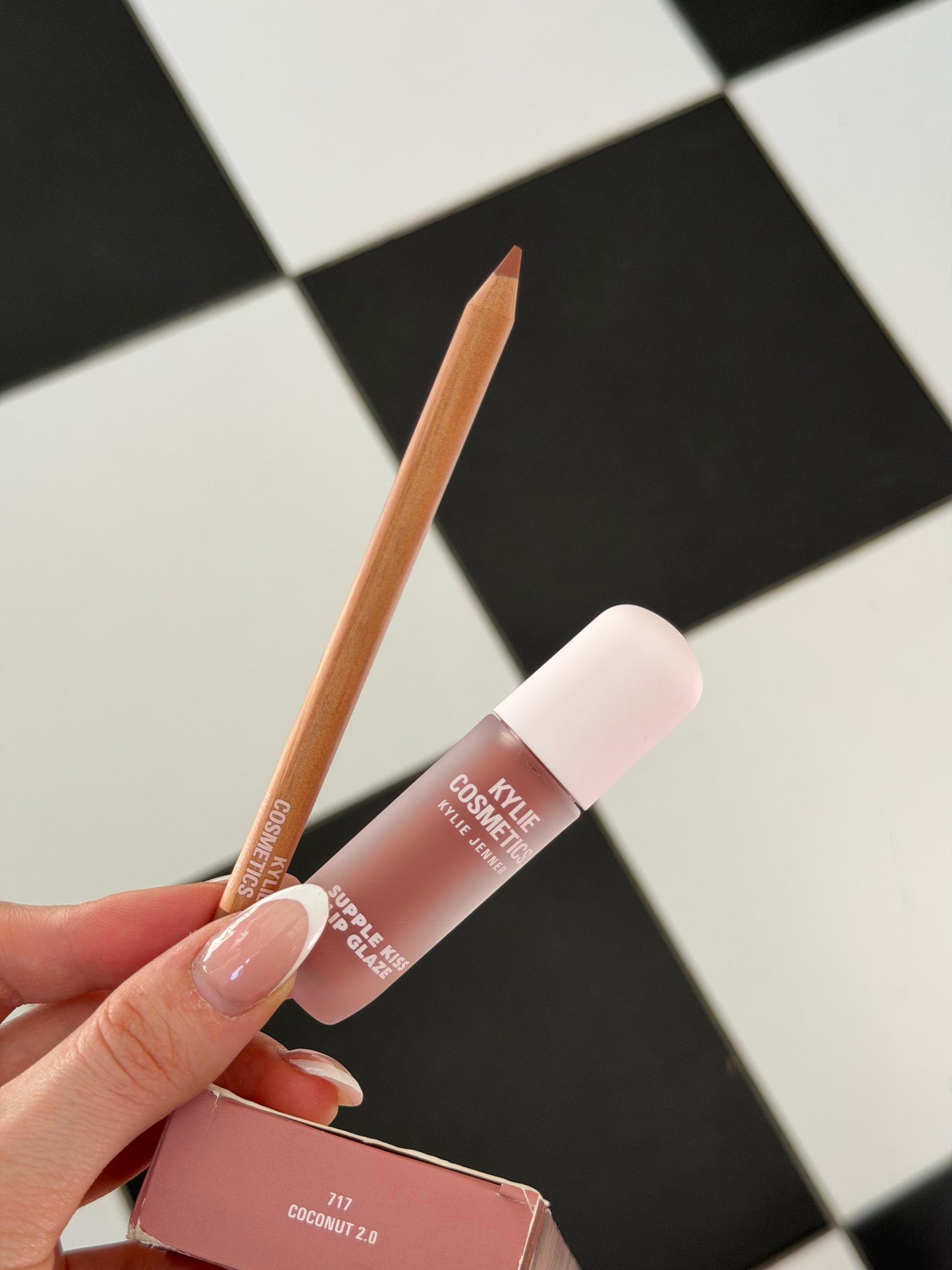 KYLIE COSMETICS Supple Kiss Lip Glaze & Precision Pout Lip Liner Duo Gift Set (717)
Glowy + Sculpted Lip Look