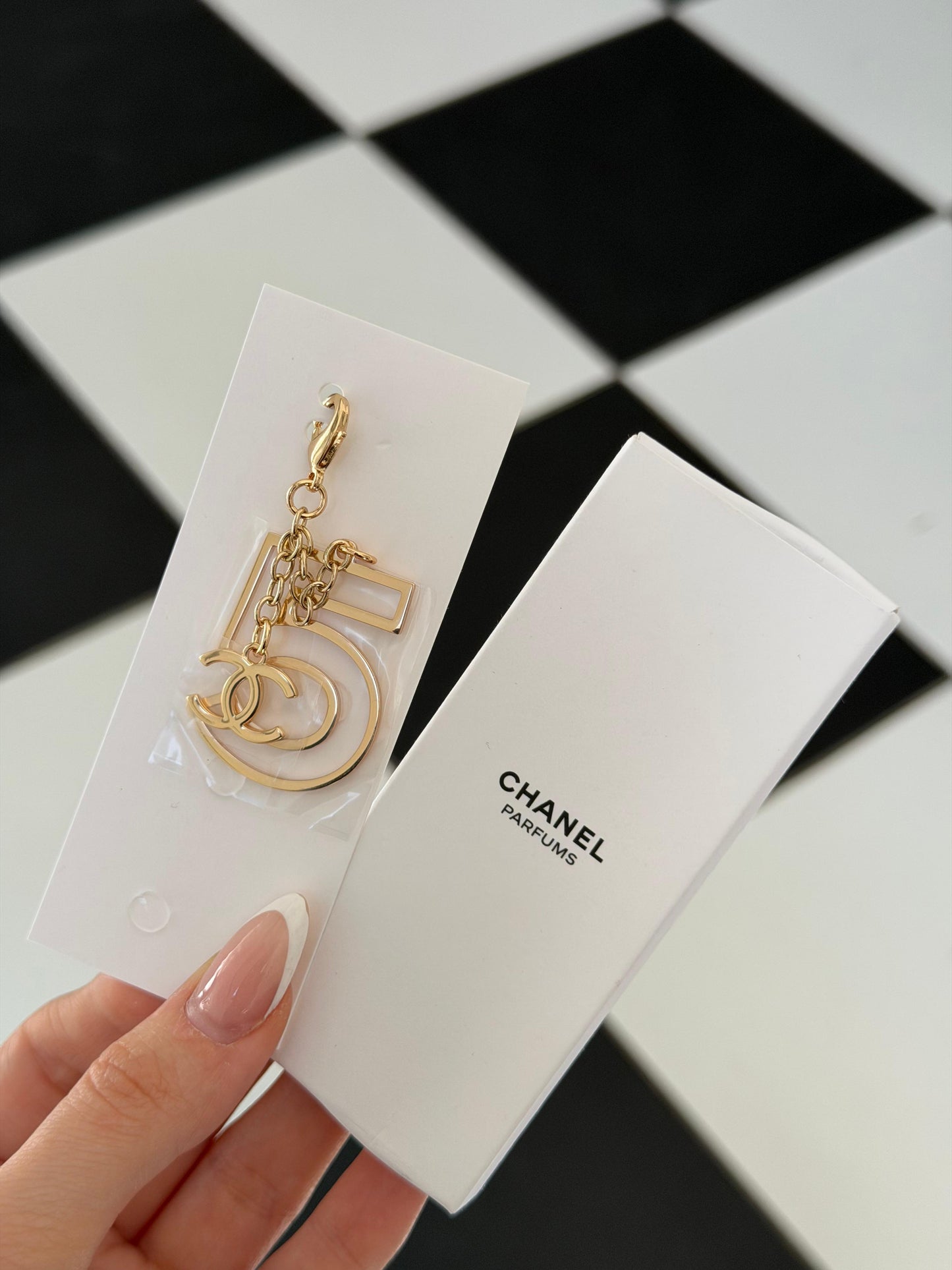 CHANEL N°5
Parfums Charms
