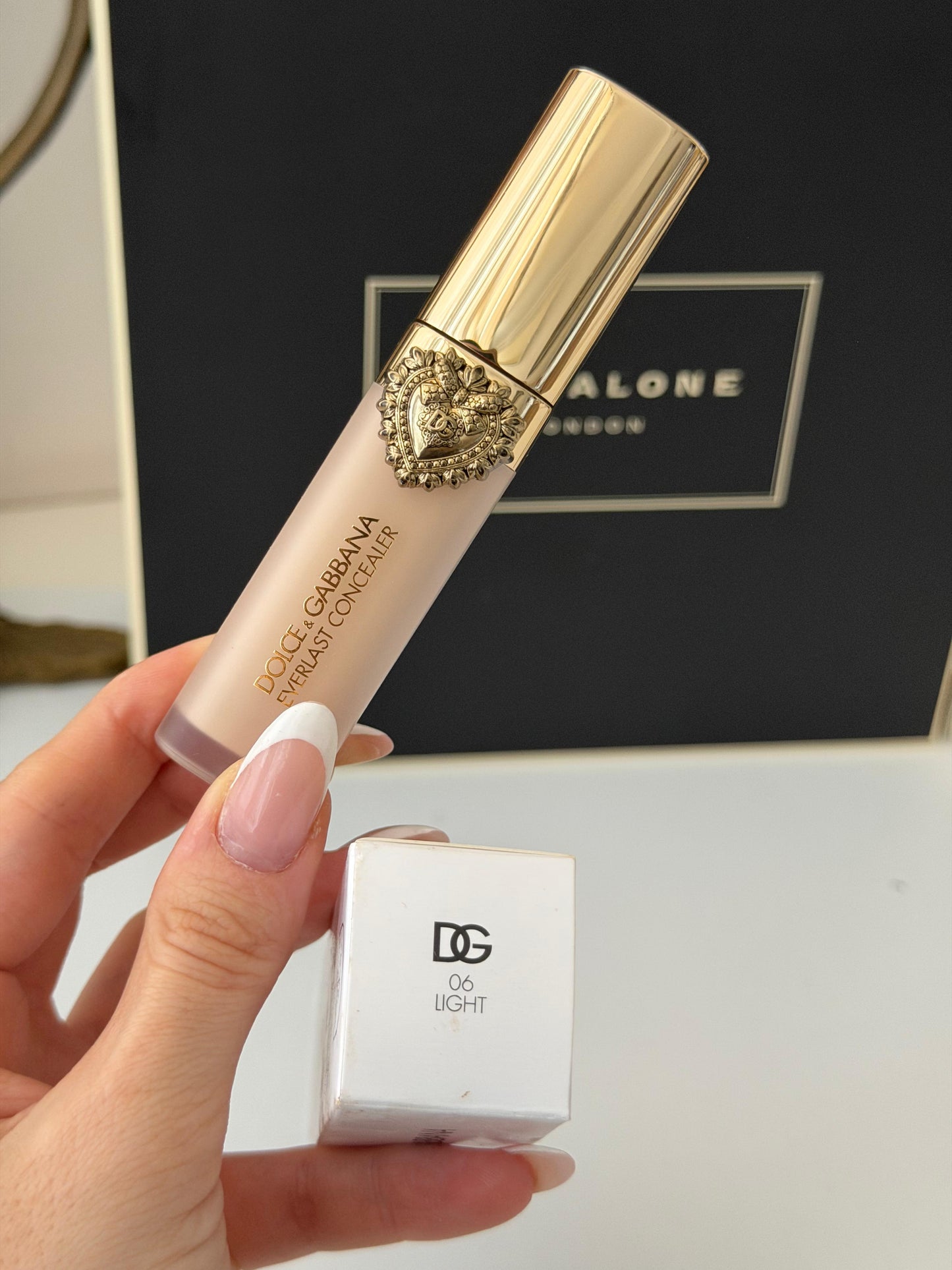 DOLCE&GABBANA Everlast Concealer
24H Wear Crease-Proof Hydrating (06)