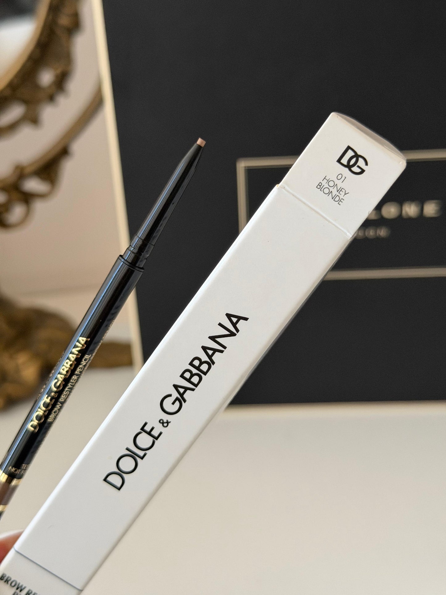 DOLCE&GABBANA Brow Restyler Pencil (01)
16H Lasting Fill & Shape Micro Brow Pencil