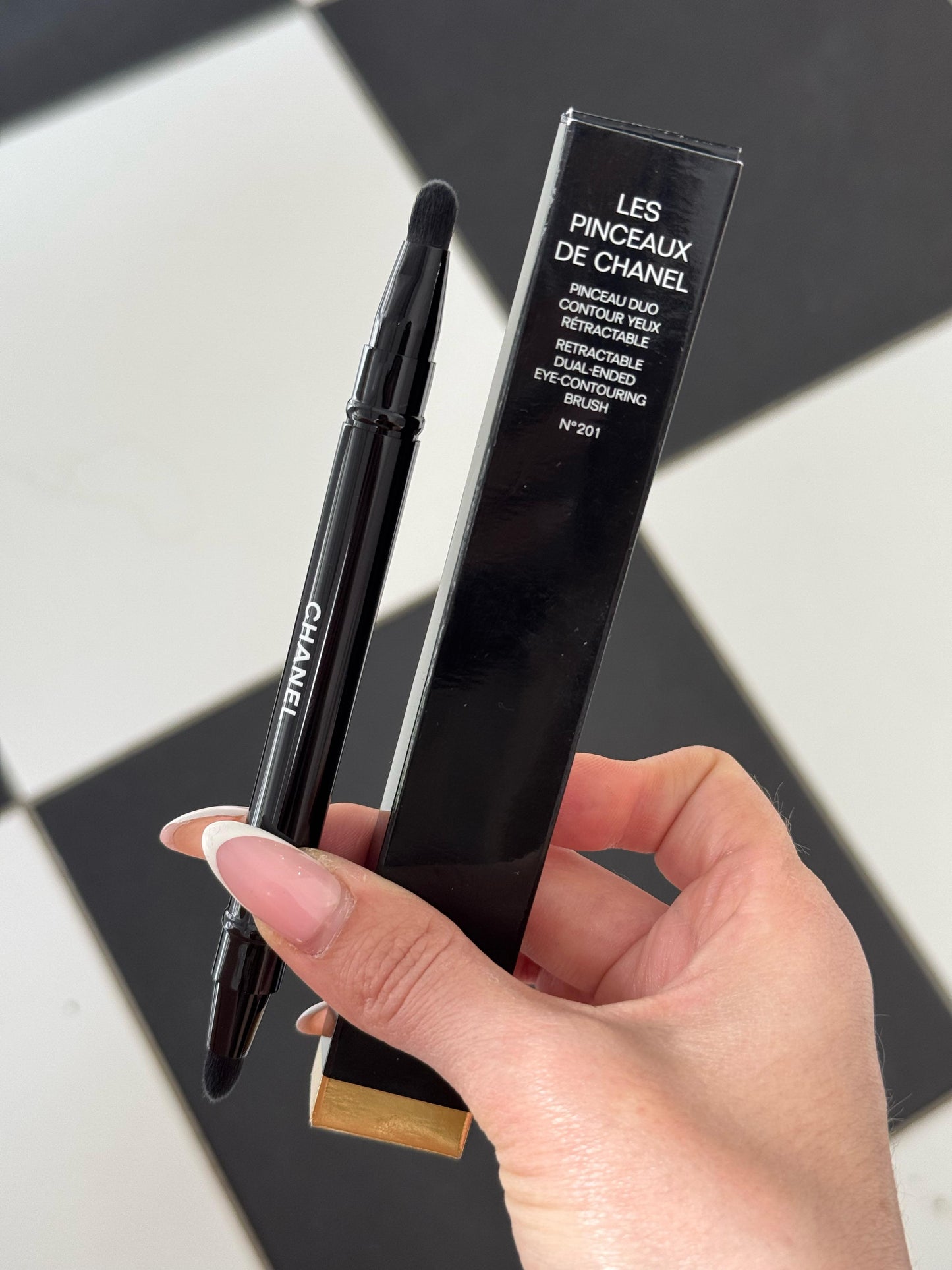 CHANEL Les Pinceaux De Chanel
Retractable Dual-Ended Eye-Contouring Brush N°201