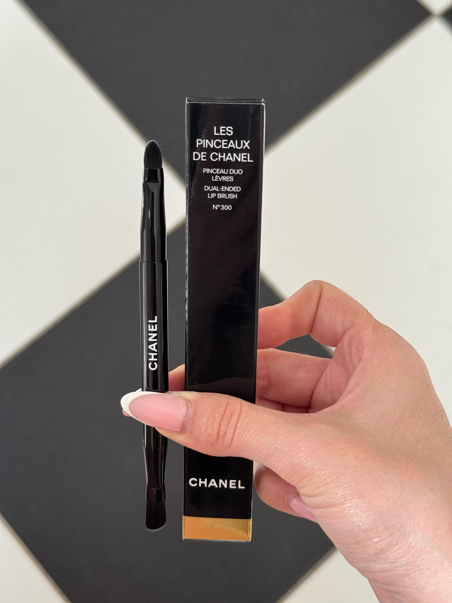 CHANEL Les Pinceaux De Chanel
Dual-Ended Lip Brush N°300