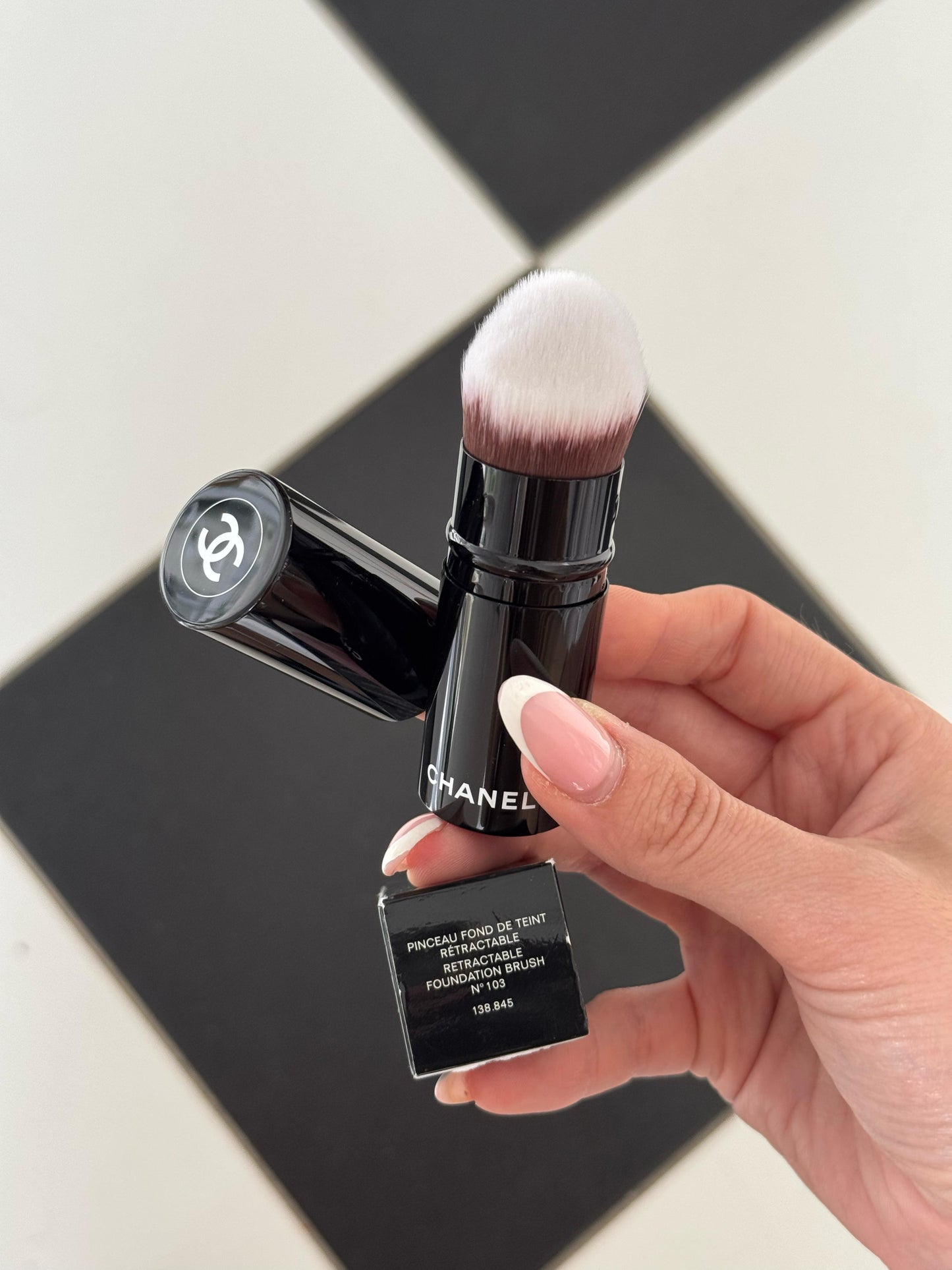 CHANEL Les Pinceaux De Chanel
Retractable Foundation Brush N°103