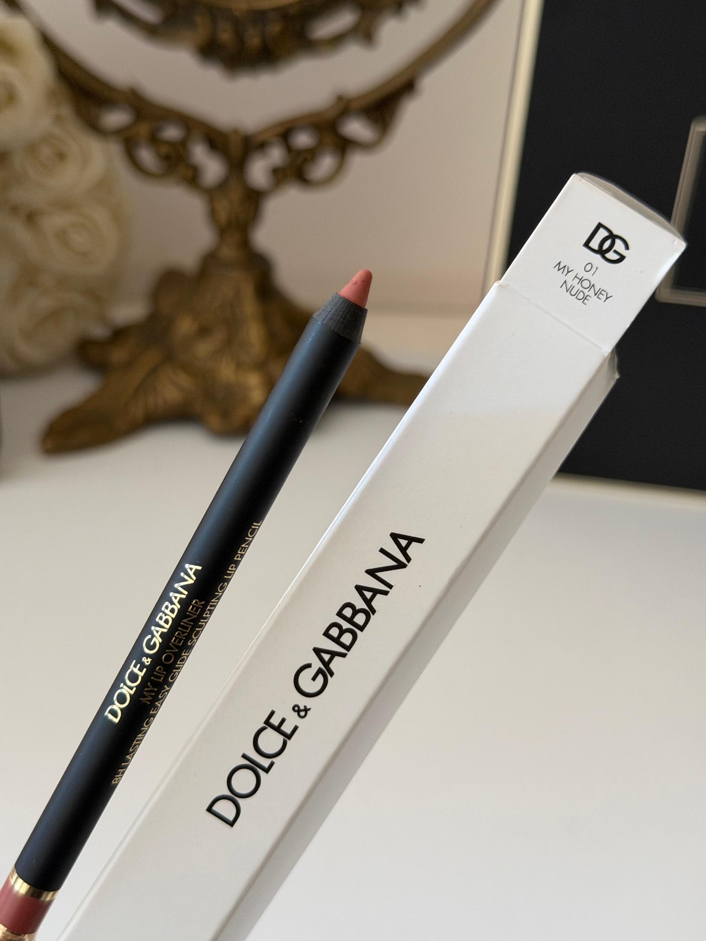 DOLCE&GABBANA My Lip Overliner
8H Lasting Easy Glide Sculpting Lip Pencil (01)