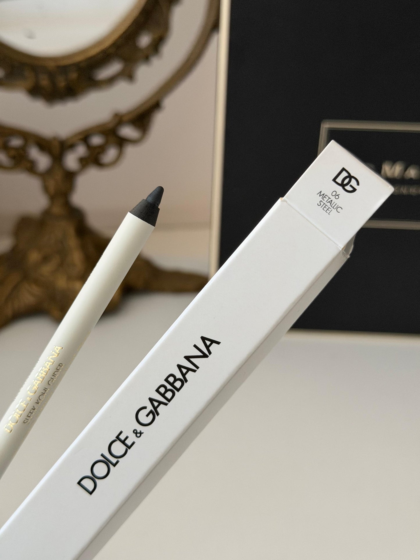 DOLCE&GABBANA Sleek Khol Glider
10H Lasting Intense Color Eye Pencil (06)