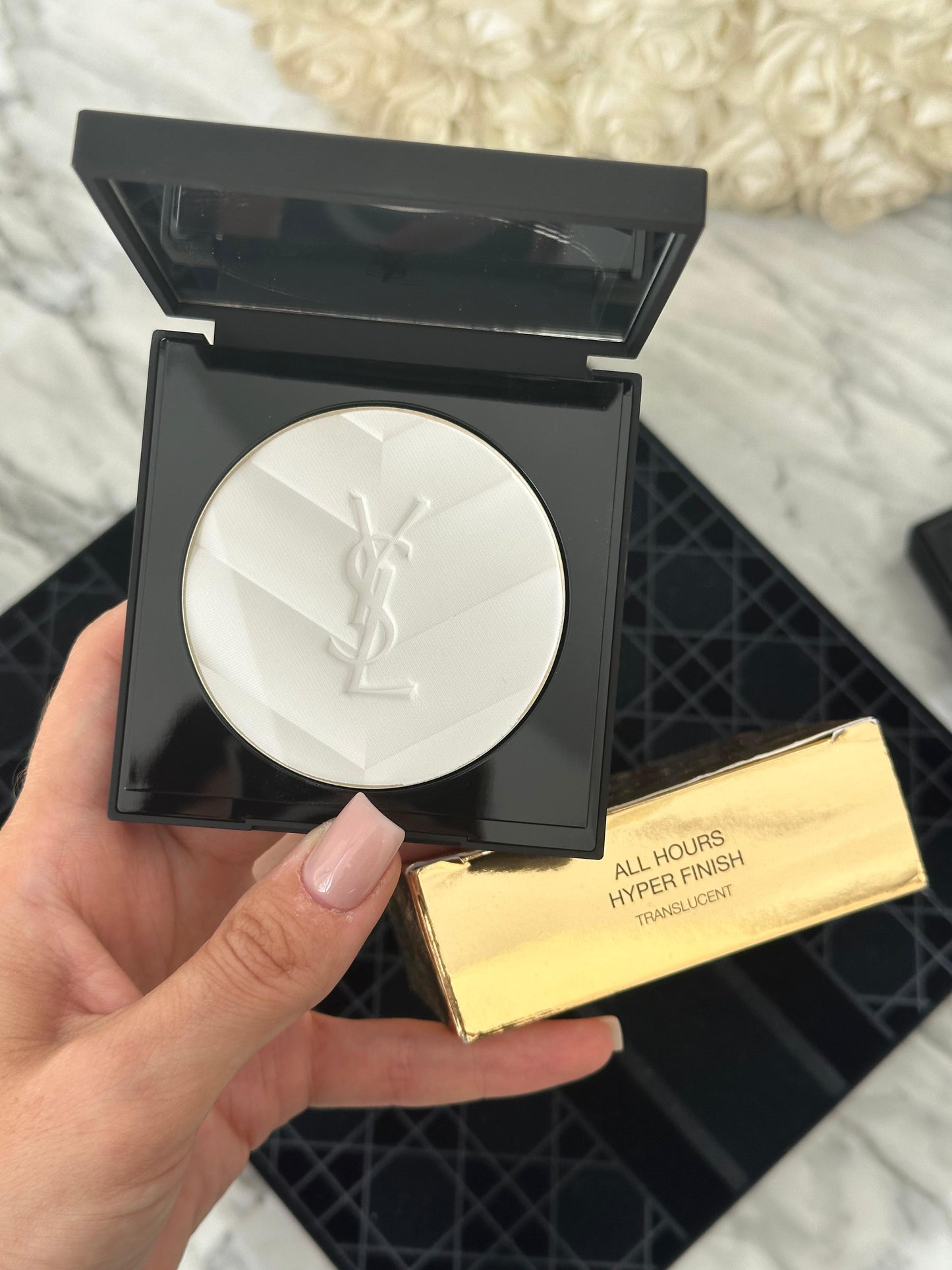 YSL All Hours Hyper Finish - Translucent
Hyaluronic Acid-Infused Multi-Use Matte Powder 24H