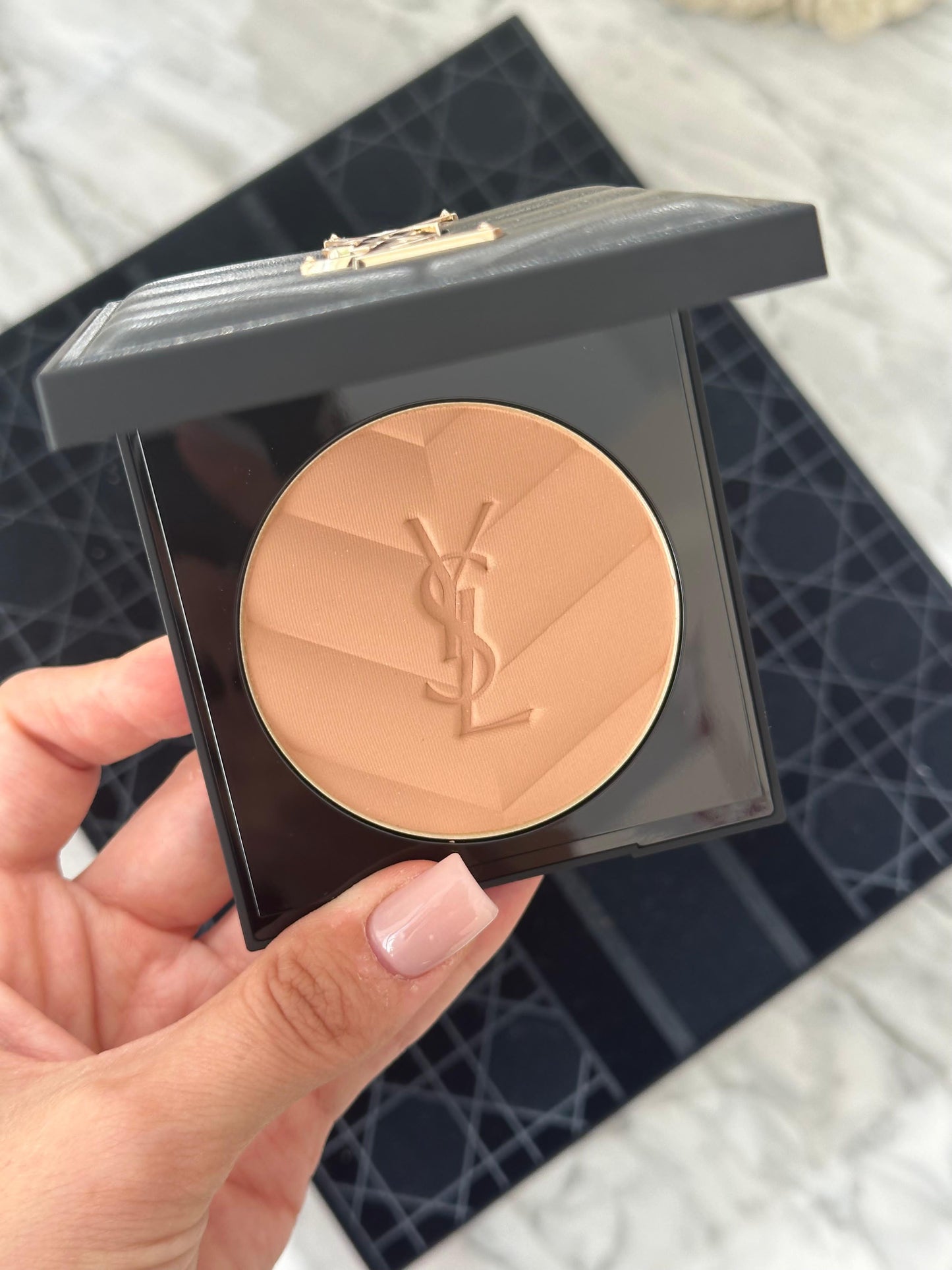 YSL All Hours Hyper Finish (04)
Hyaluronic Acid-Infused Multi-Use Matte Powder 24H