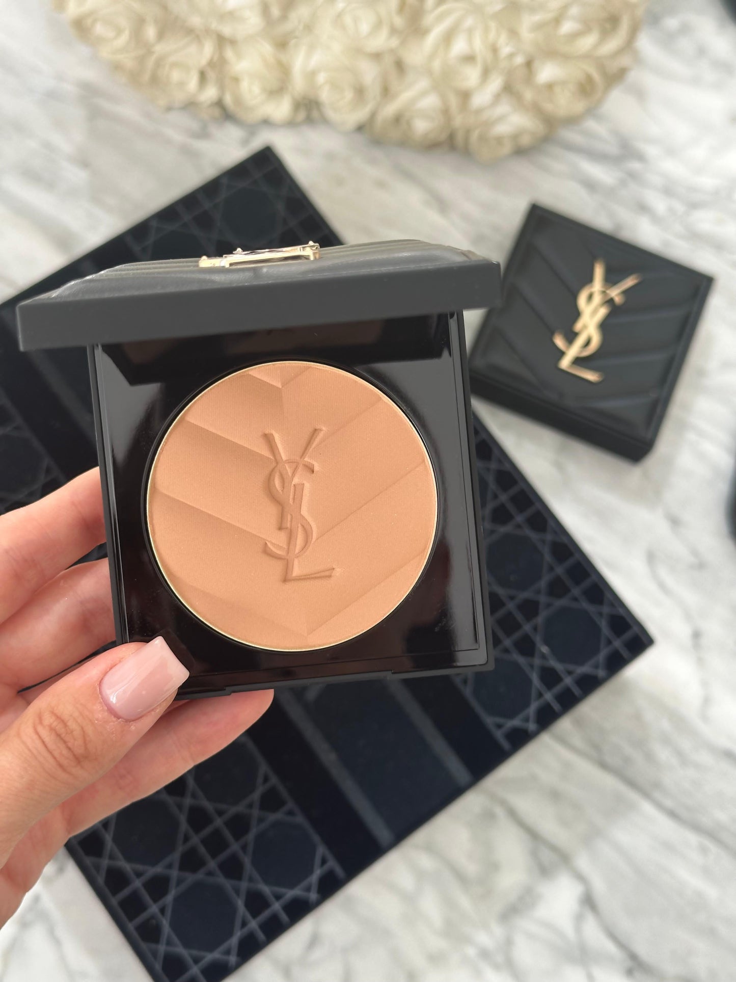 YSL All Hours Hyper Finish (05)
Hyaluronic Acid-Infused Multi-Use Matte Powder 24H