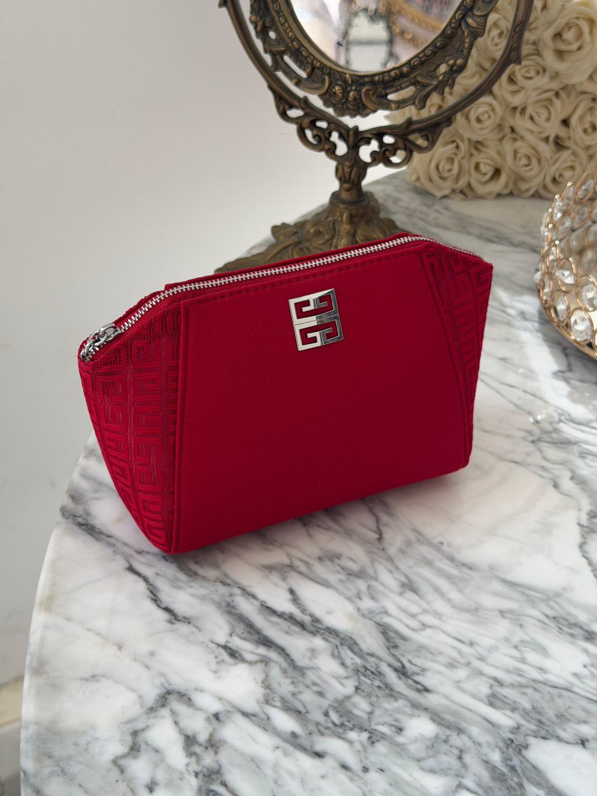 GIVENCHY
Red Beauty Pouch Gift