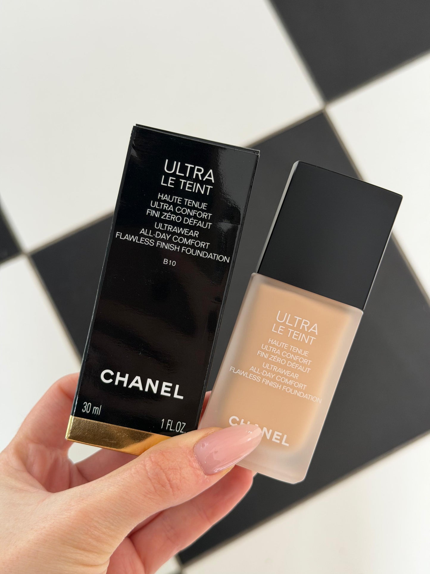 CHANEL Le Teint
Ultrawear All-Day Comfort Flawless Finish Foundation (B10)