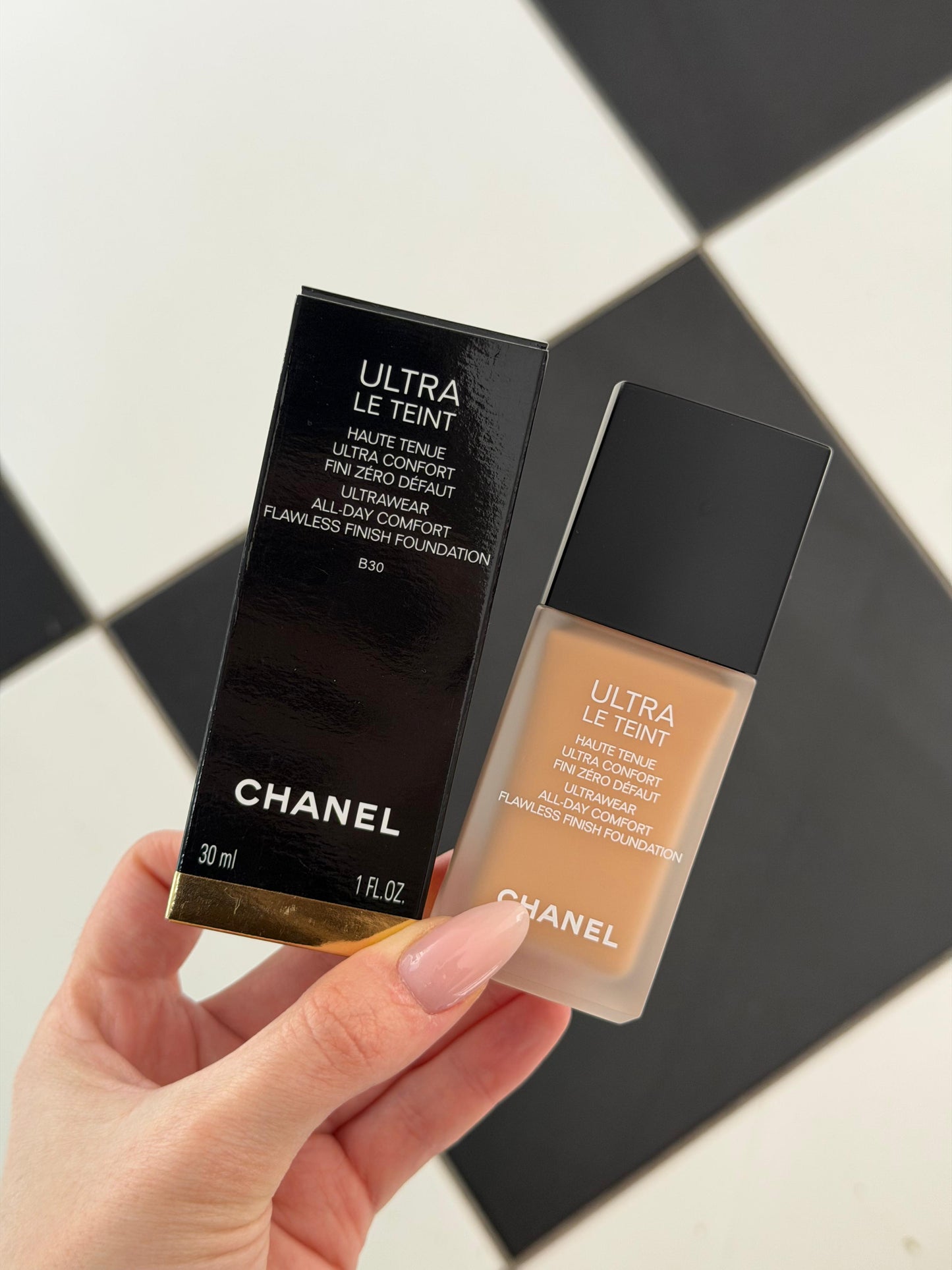 CHANEL Les Beiges
Water-Fresh Complexion Touch (B30)
Even – Illuminate – Hydrate
