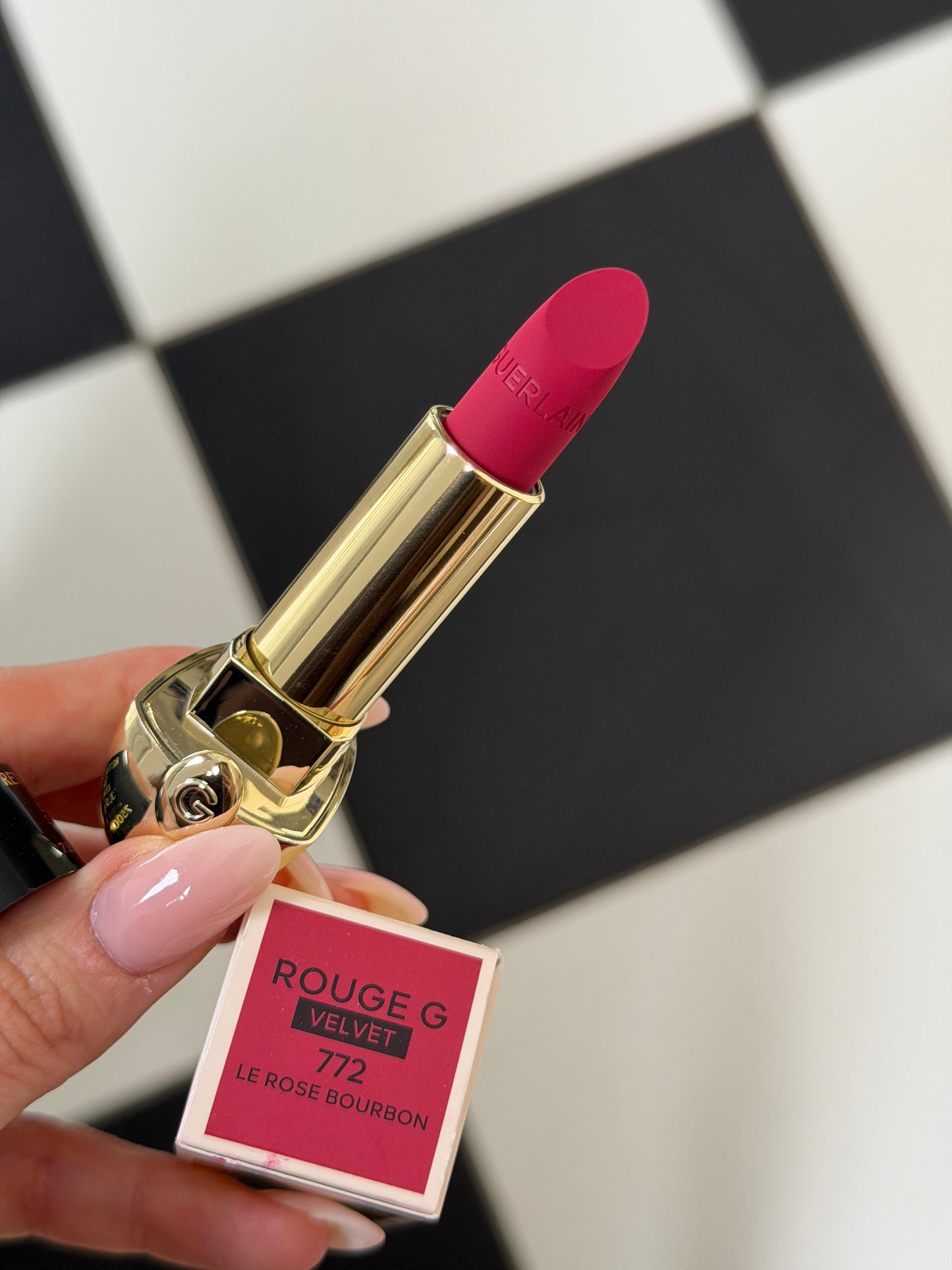 GUERLAIN Rouge G Velvet
Lipstick (772)