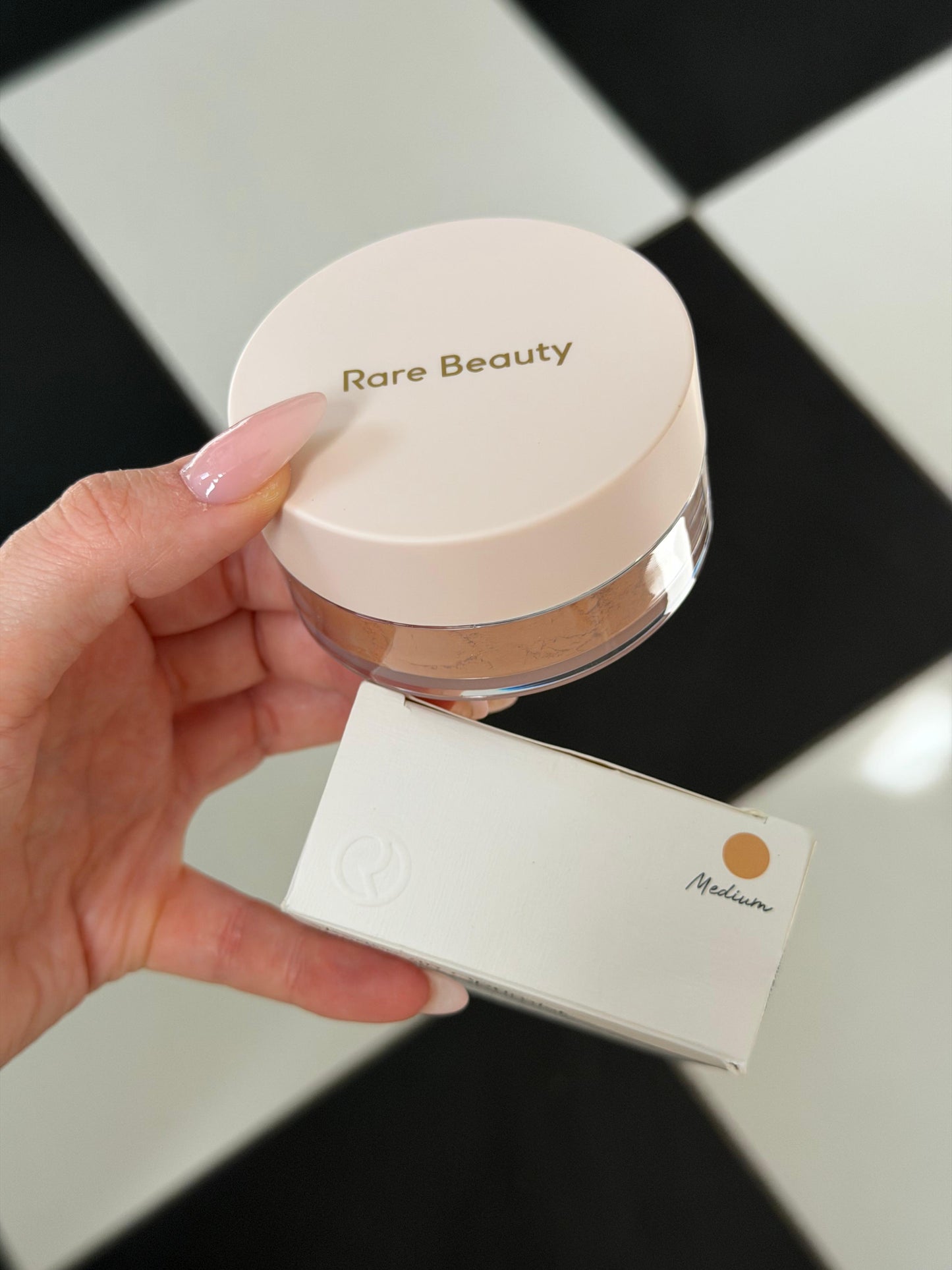 RARE BEAUTY Always An Optimist Soft Radiance Setting Powder - Medium