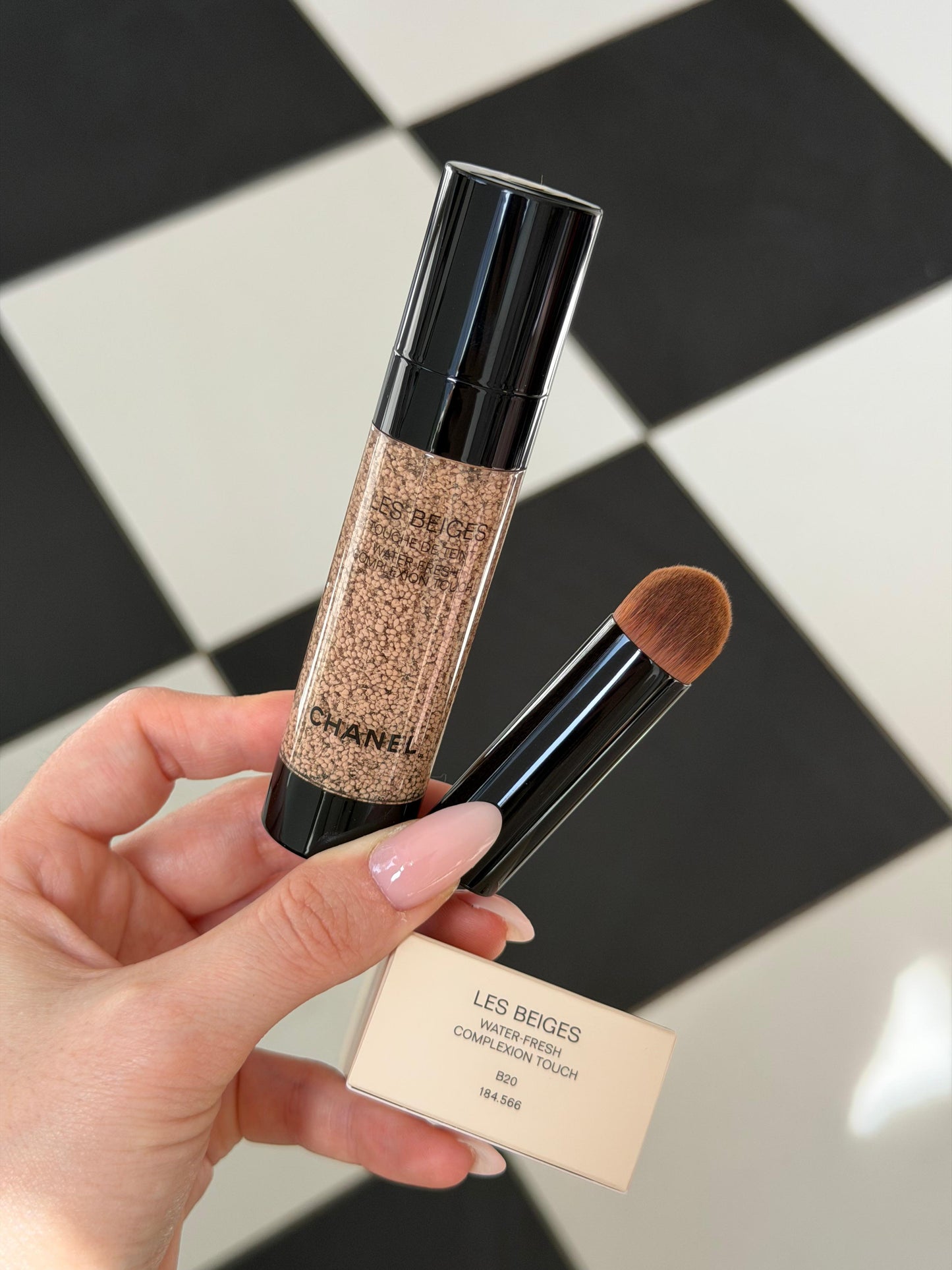 CHANEL Les Beiges
Water-Fresh Complexion Touch (B20)
Even – Illuminate – Hydrate