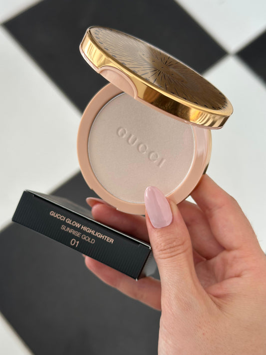 GUCCI Glow Highlighter (01)
Multi-Use Silky Illuminating Powder