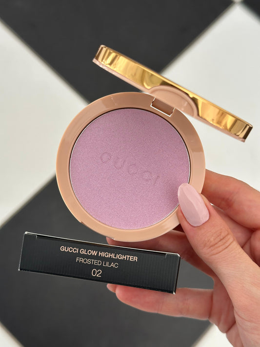 GUCCI Glow Highlighter (02)
Multi-Use Silky Illuminating Powder