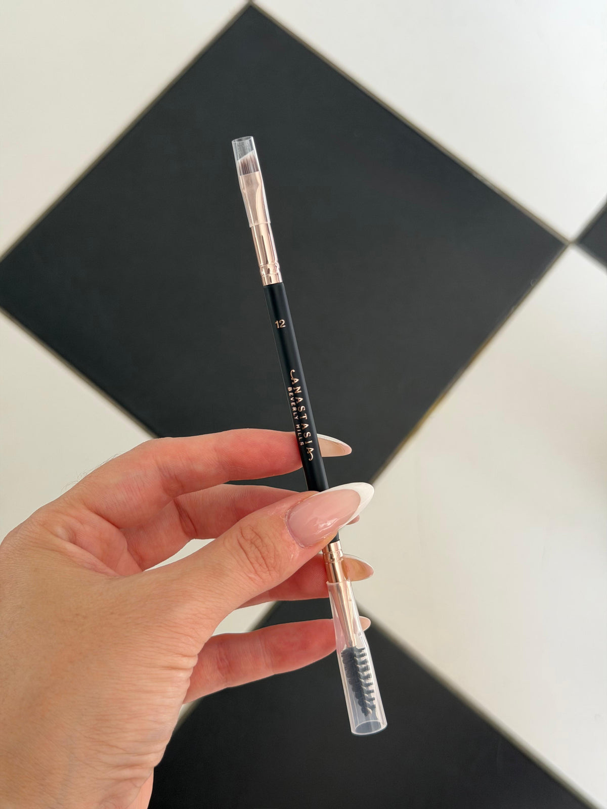 ANASTASIA BEVERLY HILLS Brush (12)
Dual-Ended Firm Angled Brush