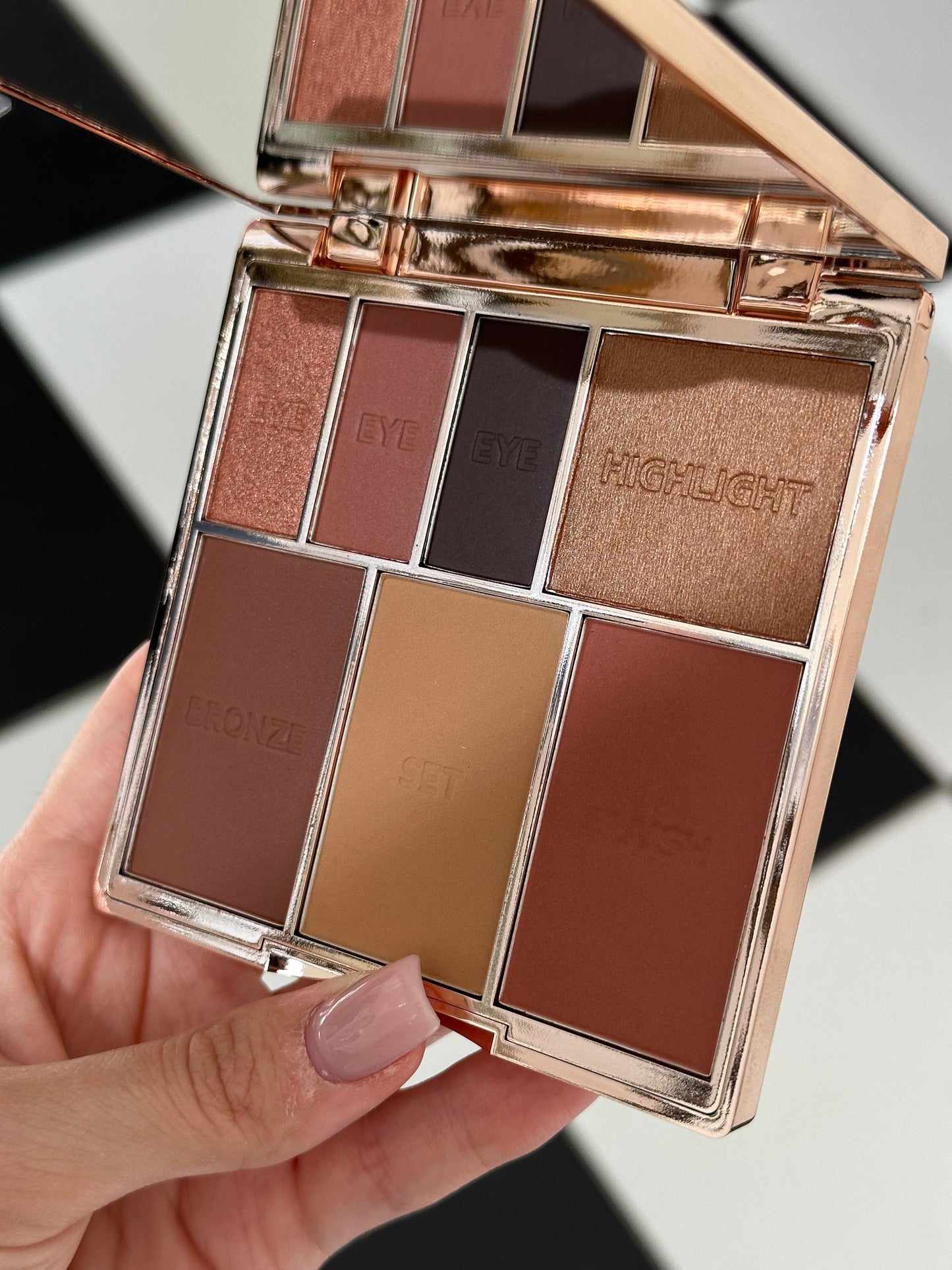 SCULPTED By Aimee
Sculpted Bare Basics Face And Eye Palette - Nude 02