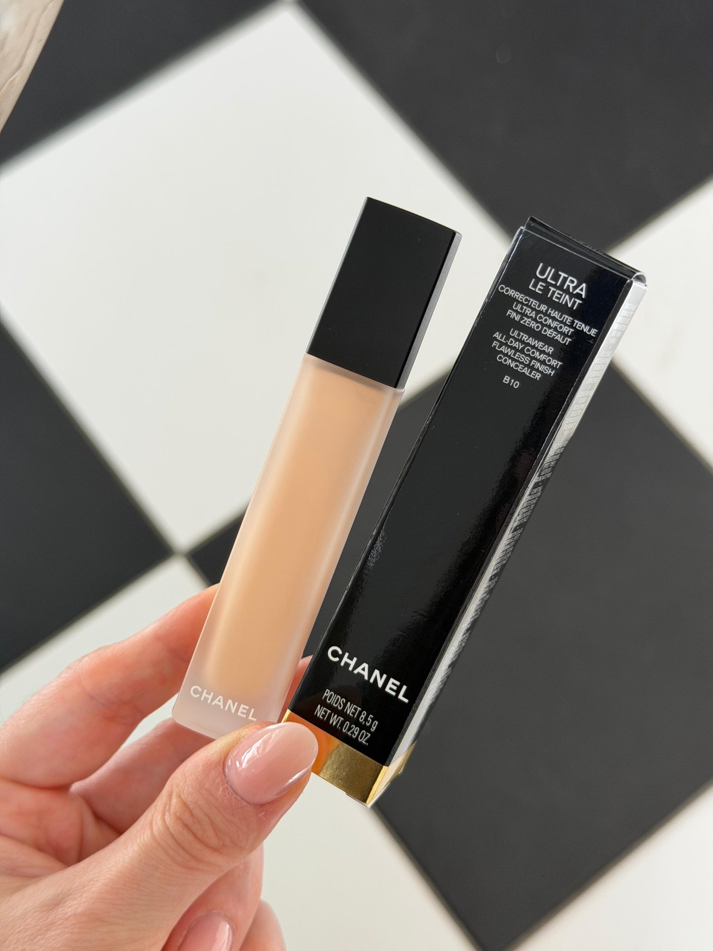CHANEL Ultra Le Teint
Ultrawear All-Day Comfort Flawless Finish Concealer (B10)