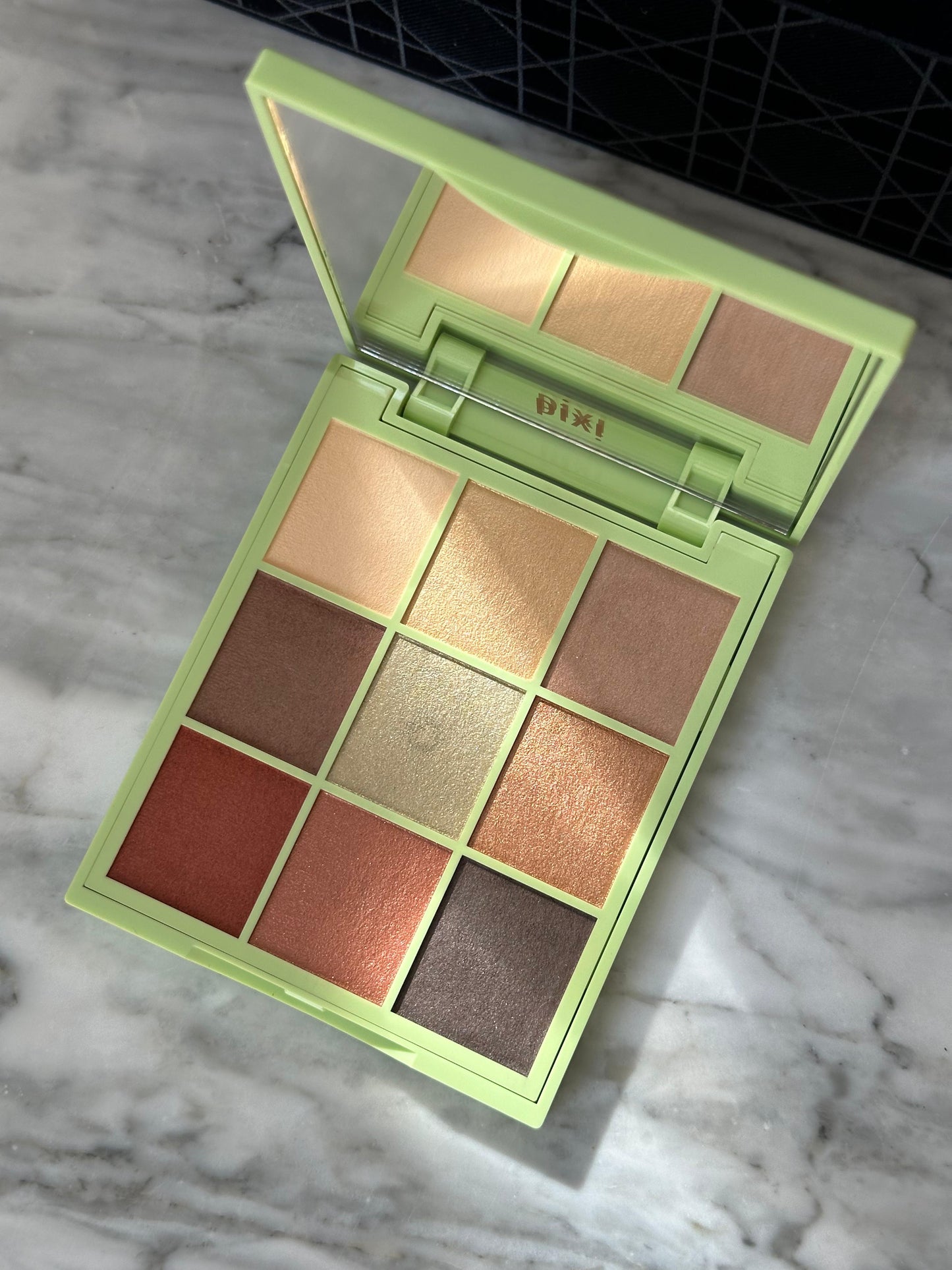 PIXI Eye Effects
Shadow Palette - Hazelnut Haze