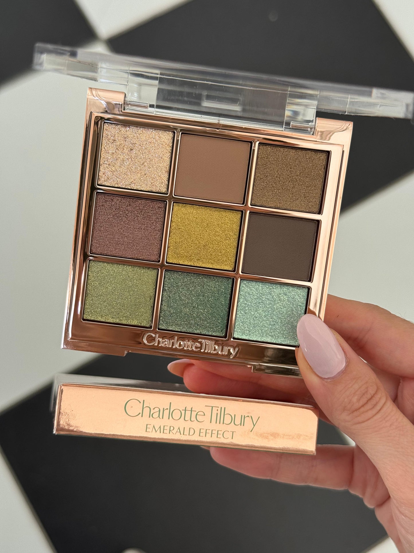 CHARLOTTE TILBURY
Charlotte's Palette Of Beautifying Eye Trends - Emerald Effect