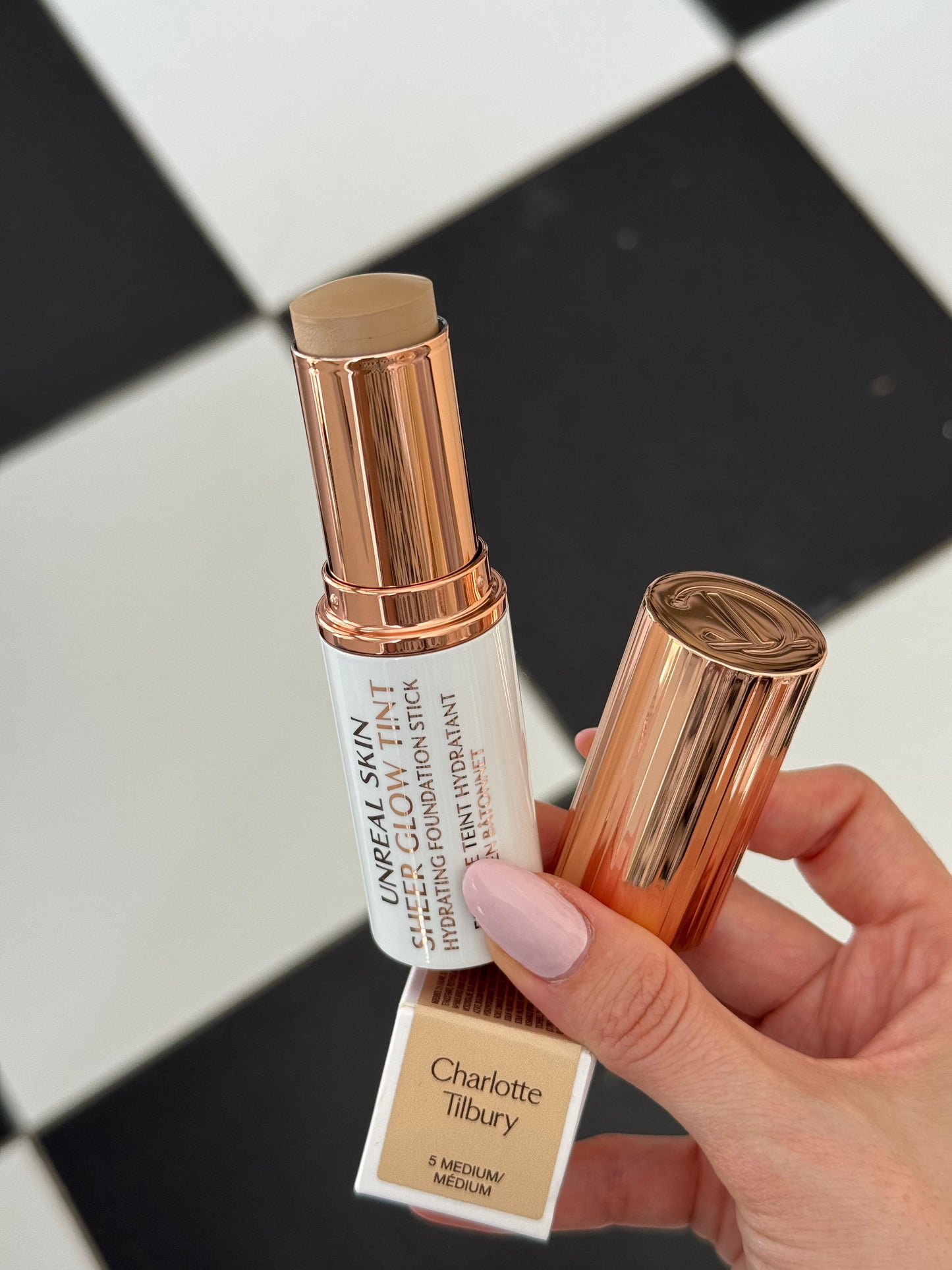 CHARLOTTE TILBURY Unreal Skin Sheer Glow Tint (5)
Hydrating Foundation Stick