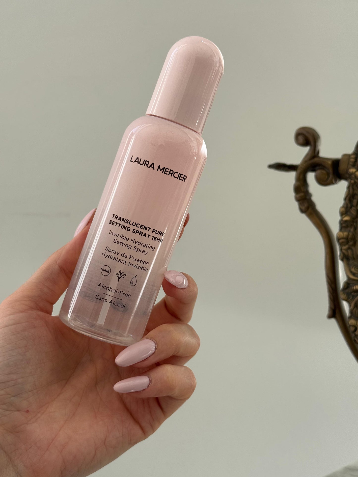 LAURA MERCIER Translucent Pure Invisible Hydrating Setting Spray
16HR Wear, No Tightness, No Sticky Feel, No Smudging