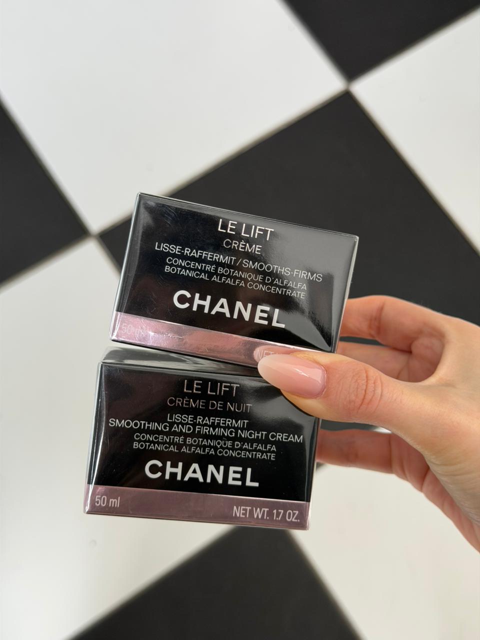 CHANEL Le Lift Crème De Nuit
Smoothing and Firming Night Cream